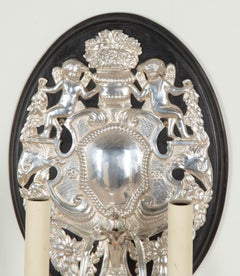 Conjunto de cuatro apliques ingleses de plata repousé del siglo XX