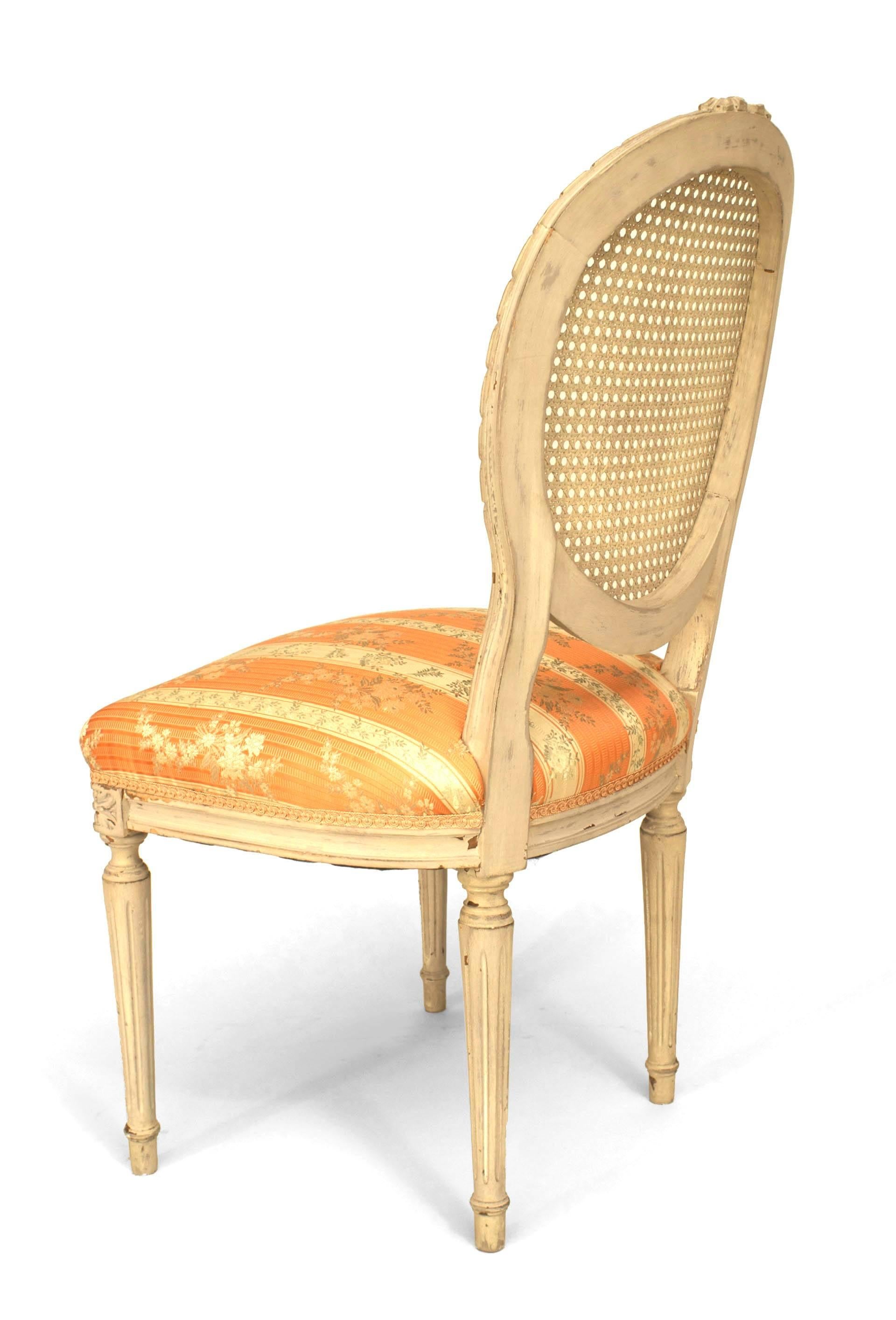 Français Ensemble de 4 chaises d'appoint françaises Louis XVI en damas en vente
