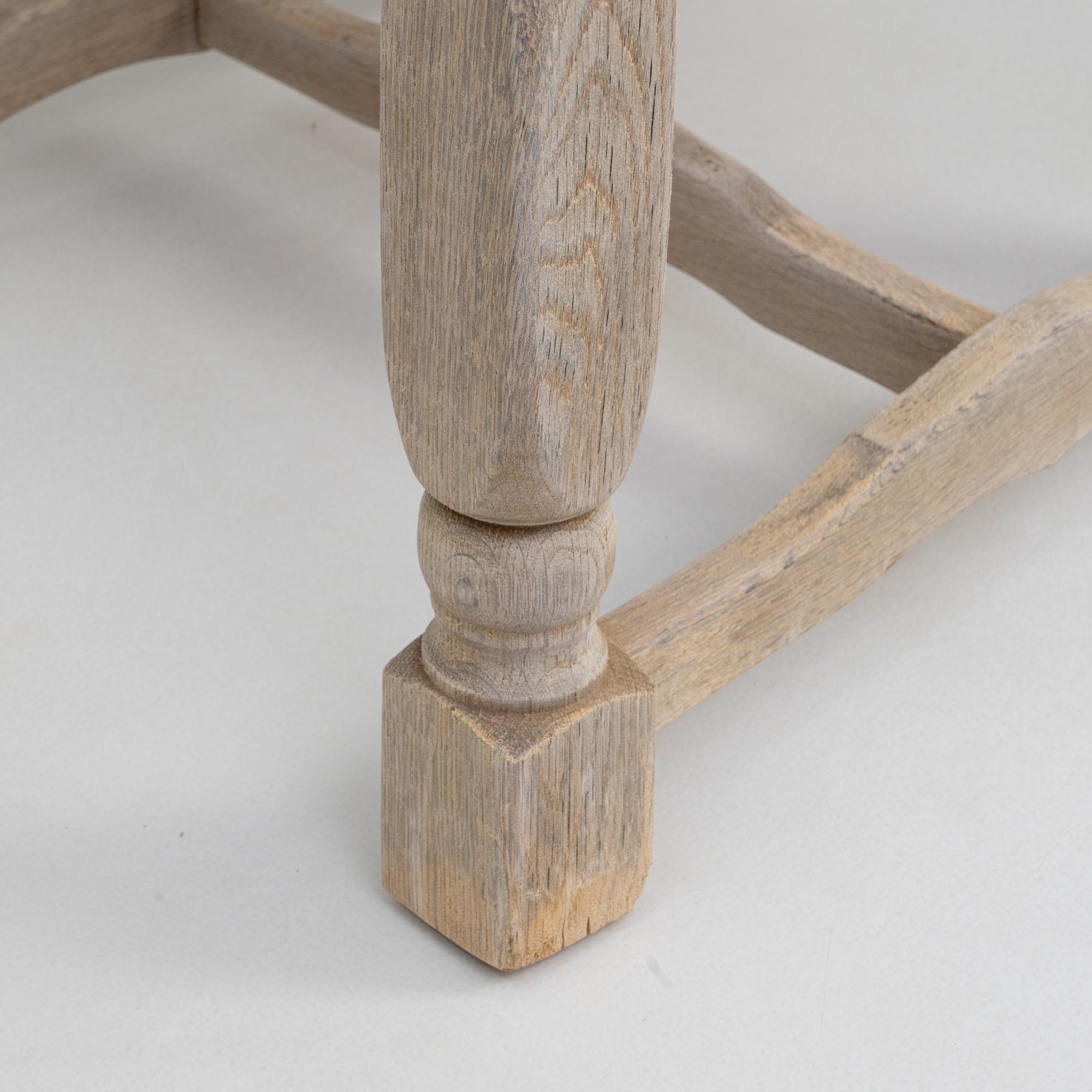 Set Of Four 20th Century French Oak Dining Chairs With Upholstered Seats en venta 4