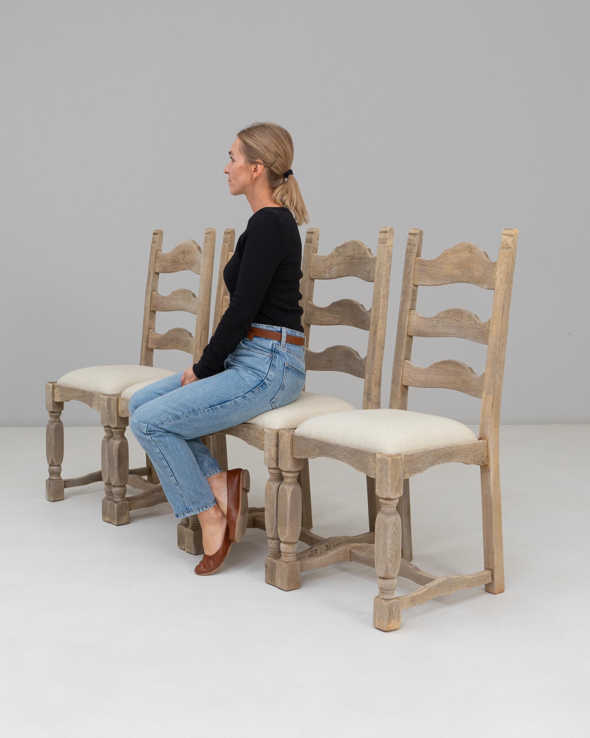 Set Of Four 20th Century French Oak Dining Chairs With Upholstered Seats en venta 6