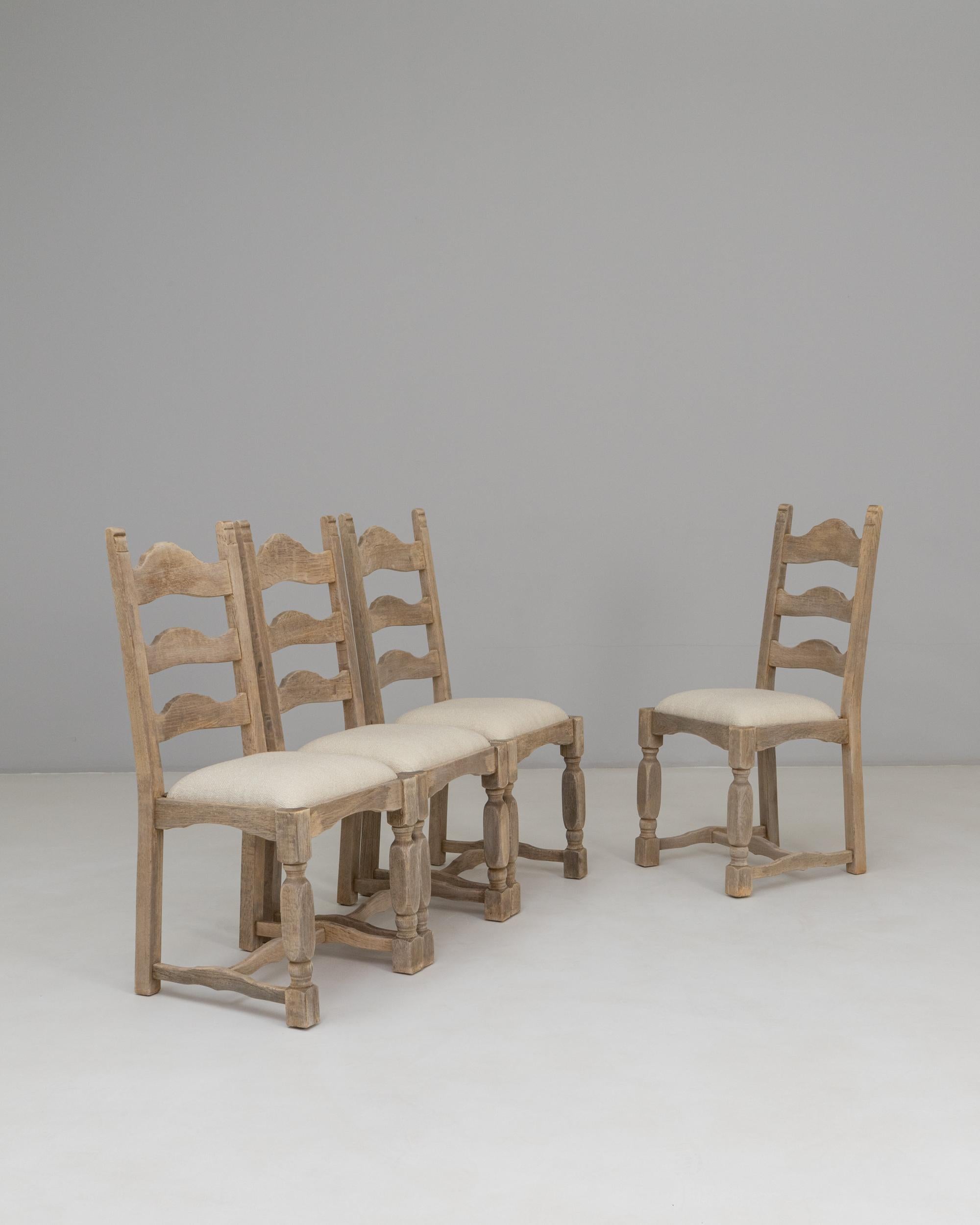 Set Of Four 20th Century French Oak Dining Chairs With Upholstered Seats en Bueno estado para la venta en High Point, NC