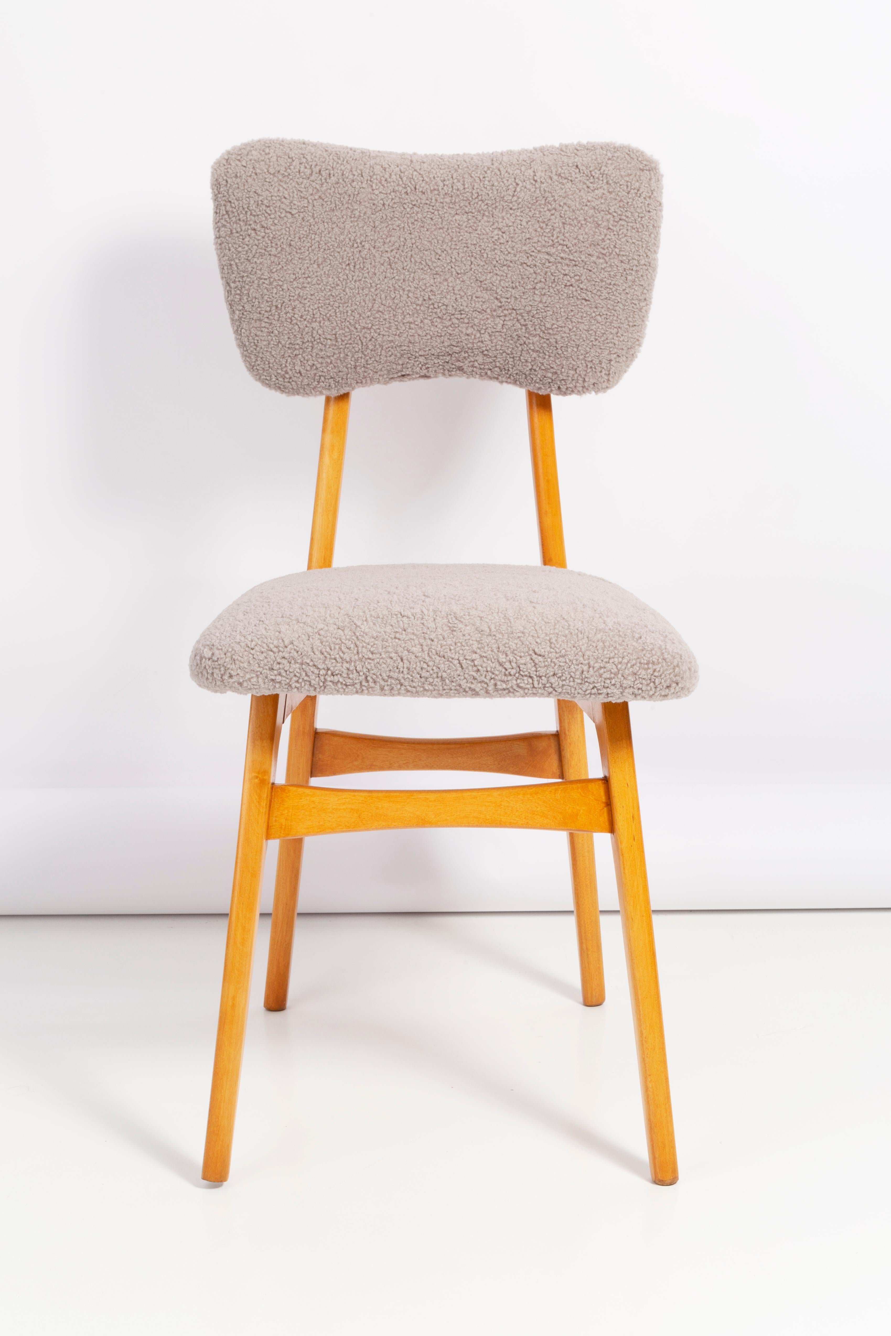 Chaises conçues par le professeur Rajmund Halas. Fabriqué en bois de hêtre. Les chaises ont été entièrement rénovées et les boiseries ont été rafraîchies. L'assise et le dossier sont habillés d'un tissu bouclé gris, durable et agréable au toucher.