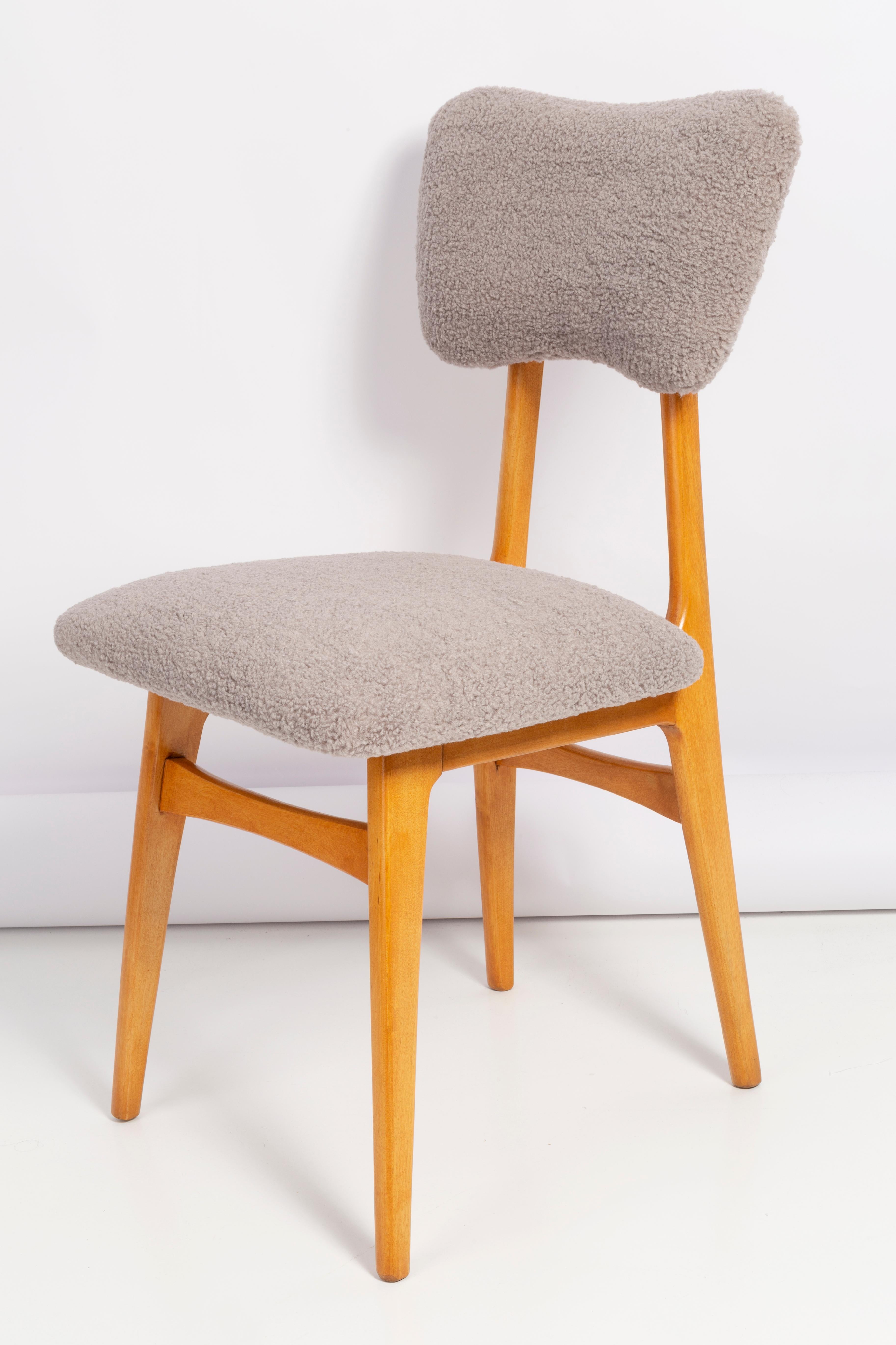 Polonais Ensemble de quatre chaises en bouclette grise du 20ème siècle, années 1960 en vente