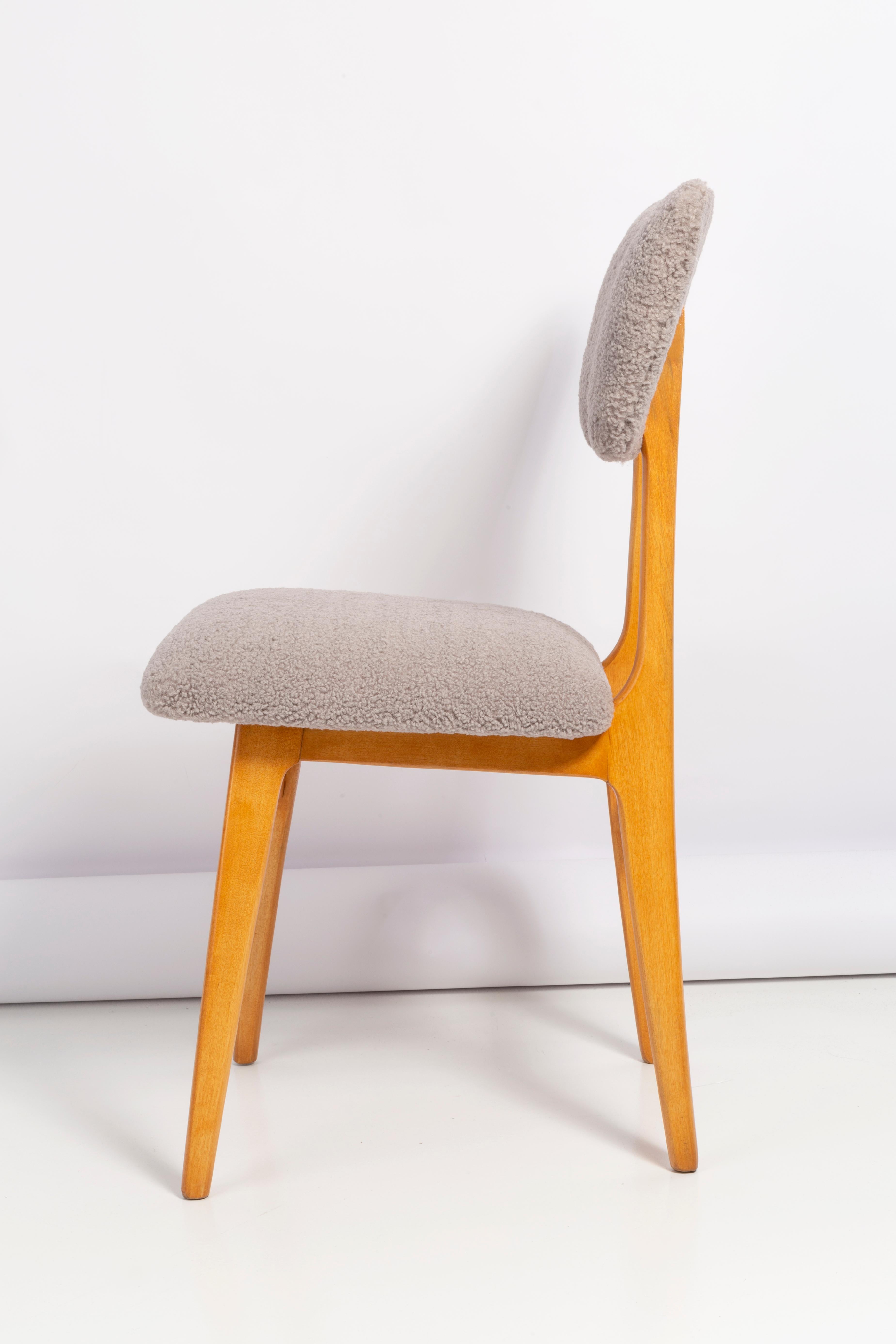Fait main Ensemble de quatre chaises en bouclette grise du 20ème siècle, années 1960 en vente