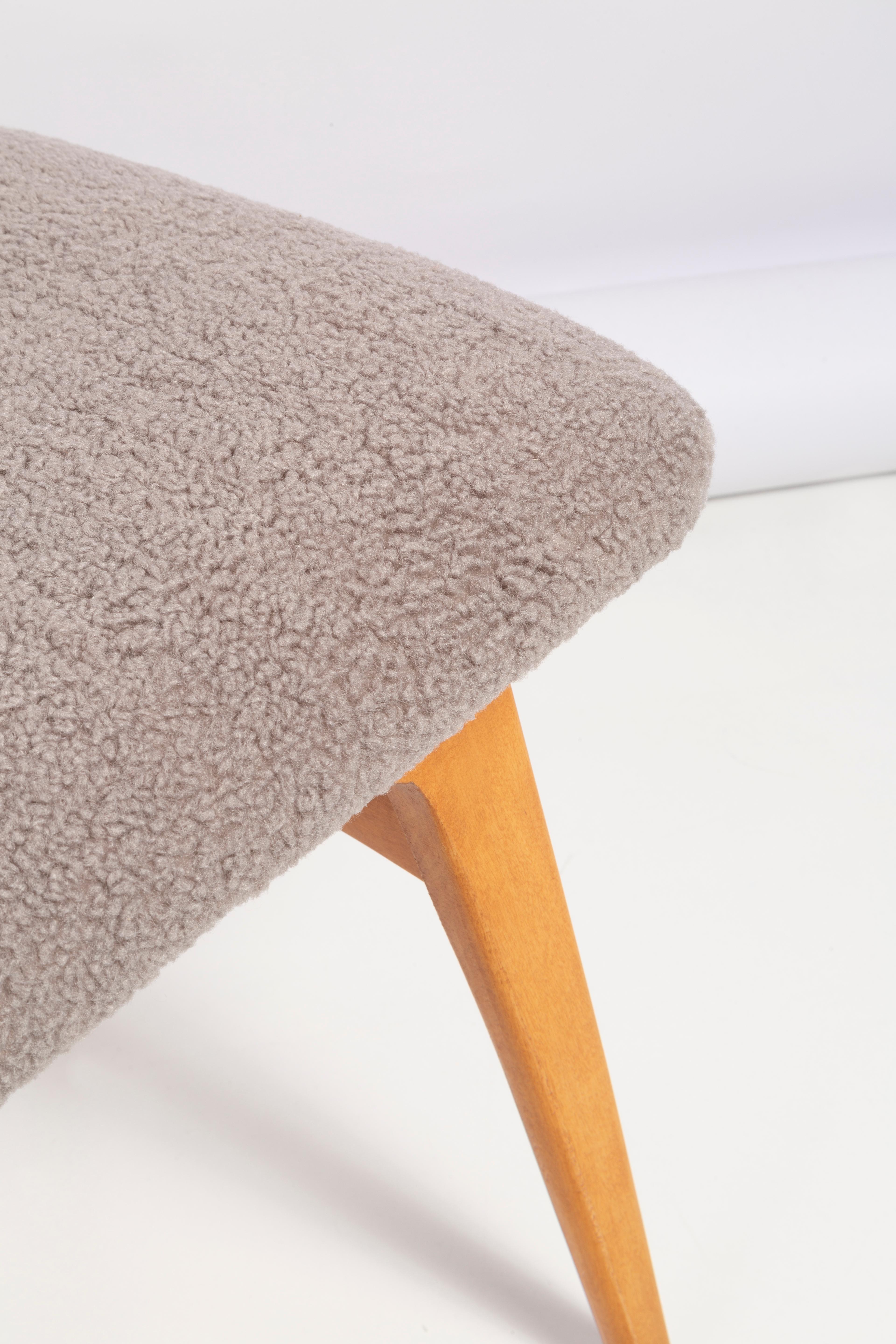 Velours Ensemble de quatre chaises en bouclette grise du 20ème siècle, années 1960 en vente
