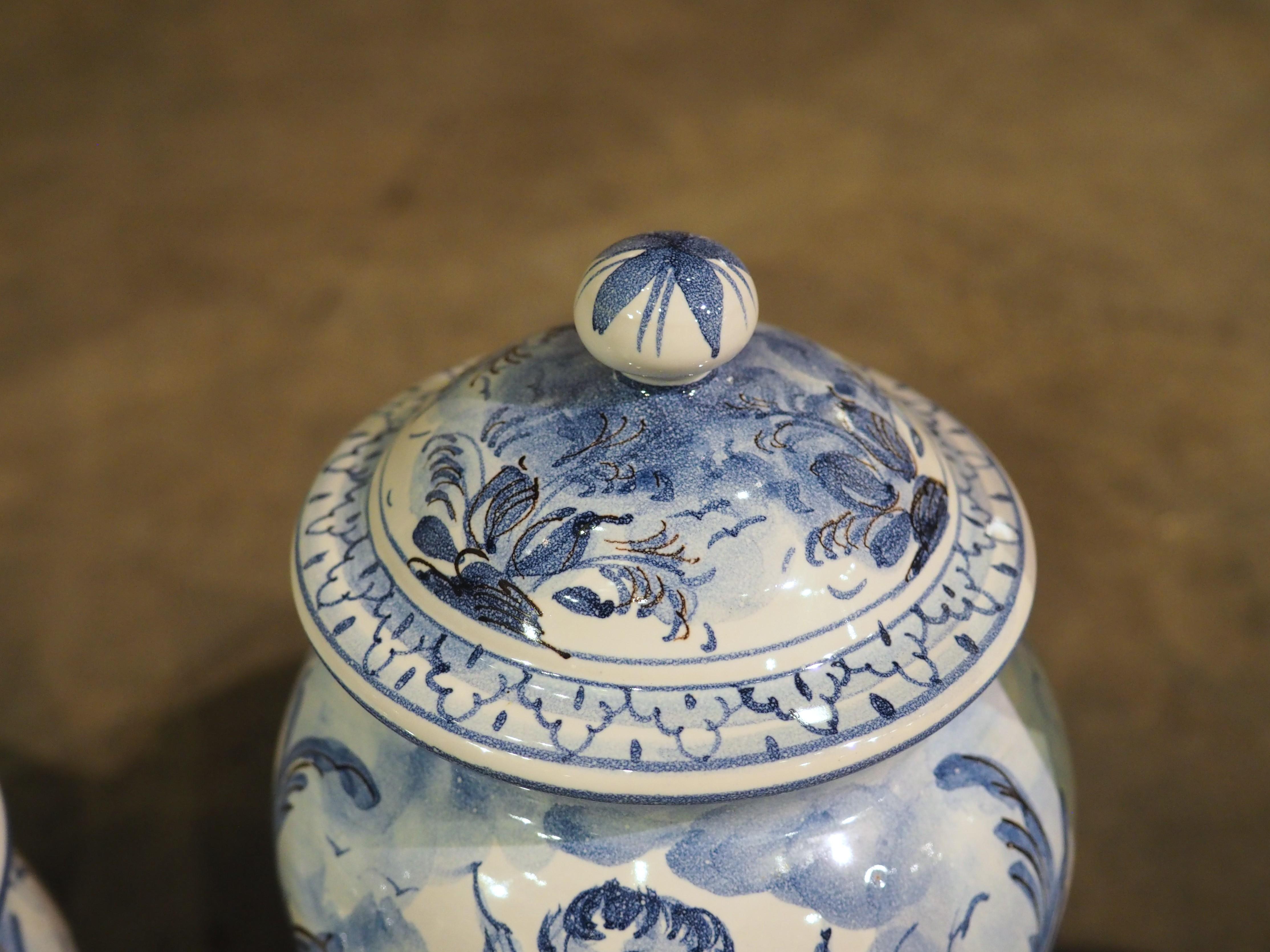 Satz von vier italienischen Albisola-Apothekentöpfen mit blauem und weißem Deckel aus dem 20. 3