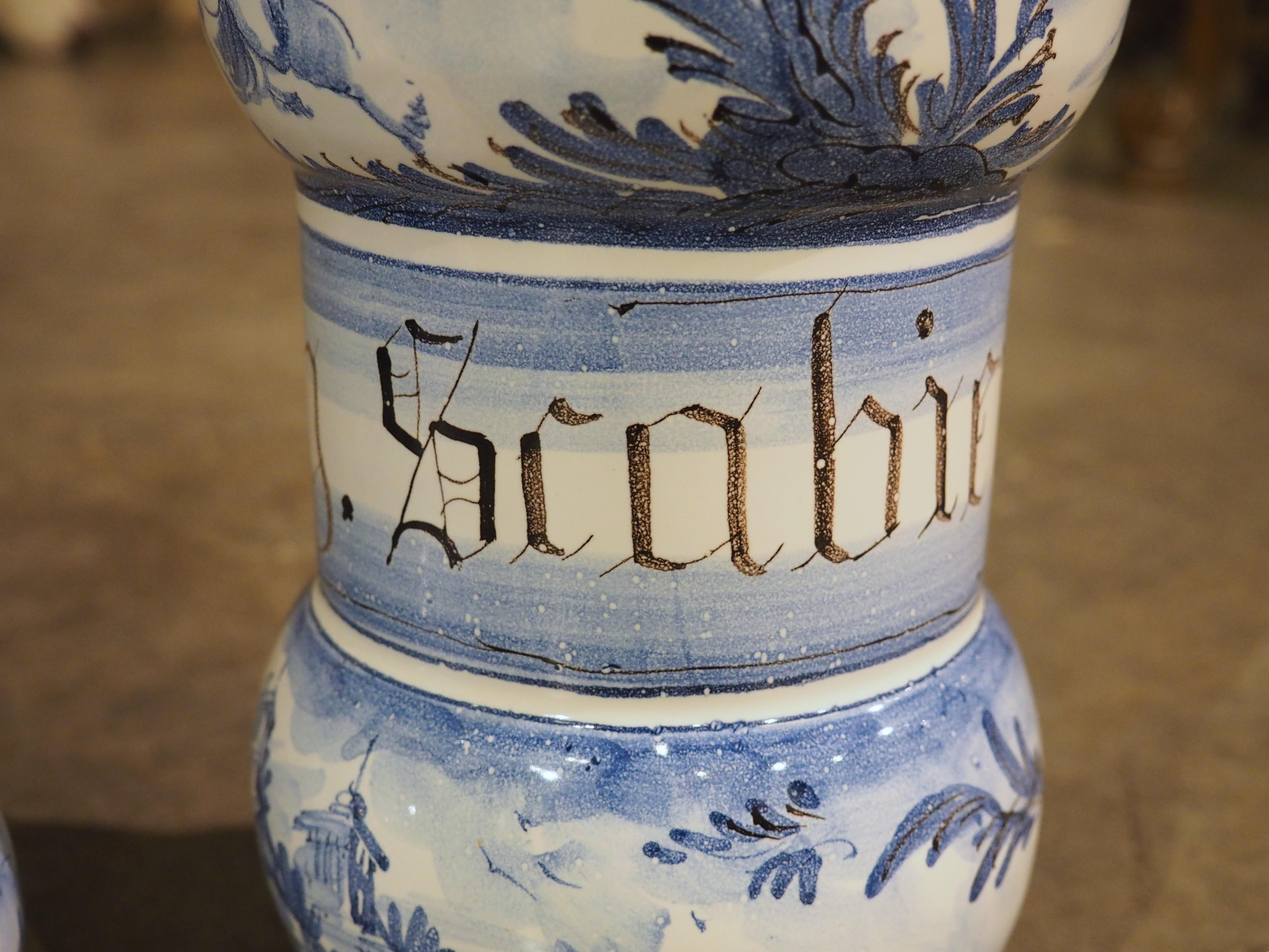 Satz von vier italienischen Albisola-Apothekentöpfen mit blauem und weißem Deckel aus dem 20. 7