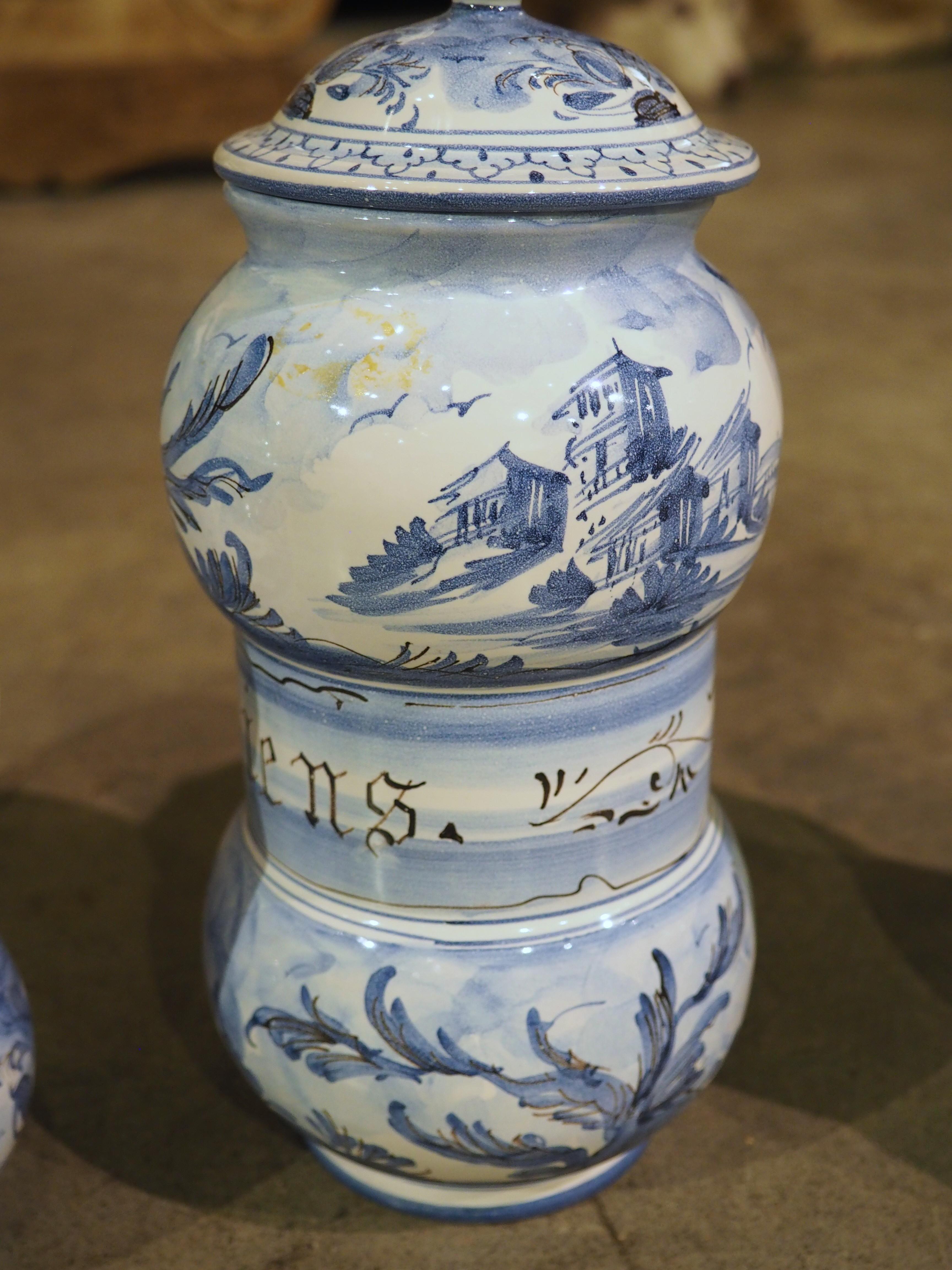 Satz von vier italienischen Albisola-Apothekentöpfen mit blauem und weißem Deckel aus dem 20. 9