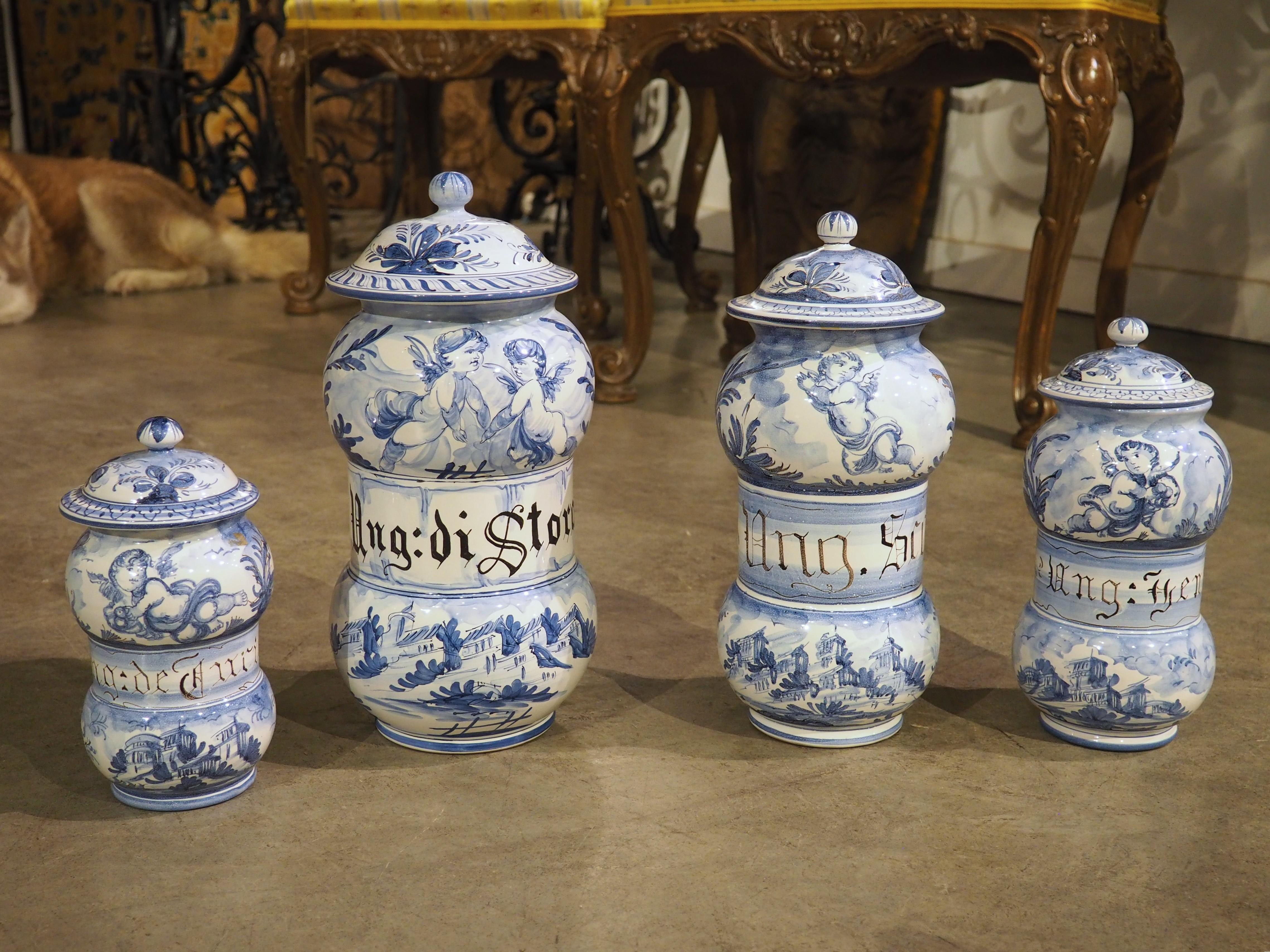 Satz von vier italienischen Albisola-Apothekentöpfen mit blauem und weißem Deckel aus dem 20. 13
