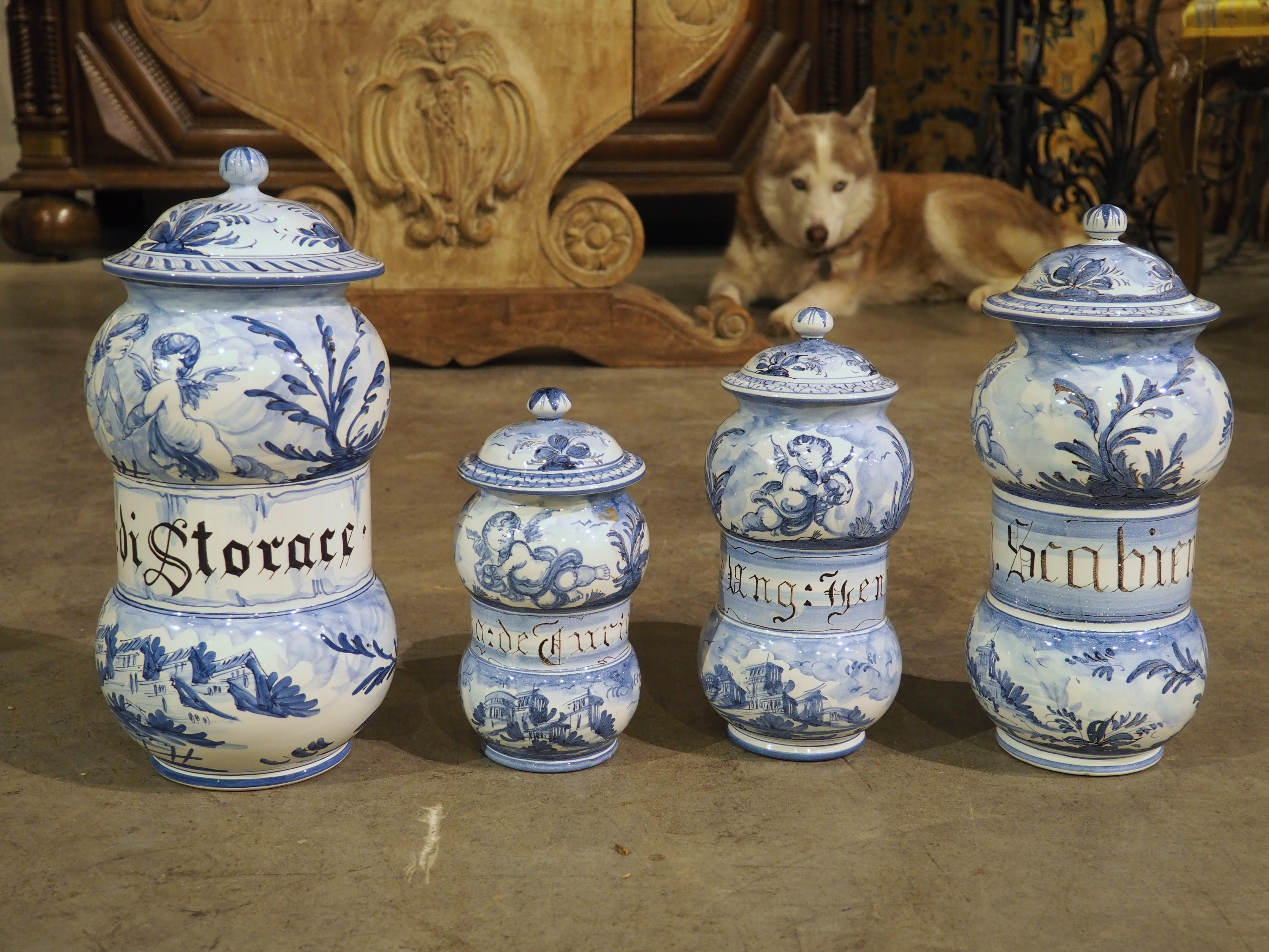 Satz von vier italienischen Albisola-Apothekentöpfen mit blauem und weißem Deckel aus dem 20. (Italienisch)