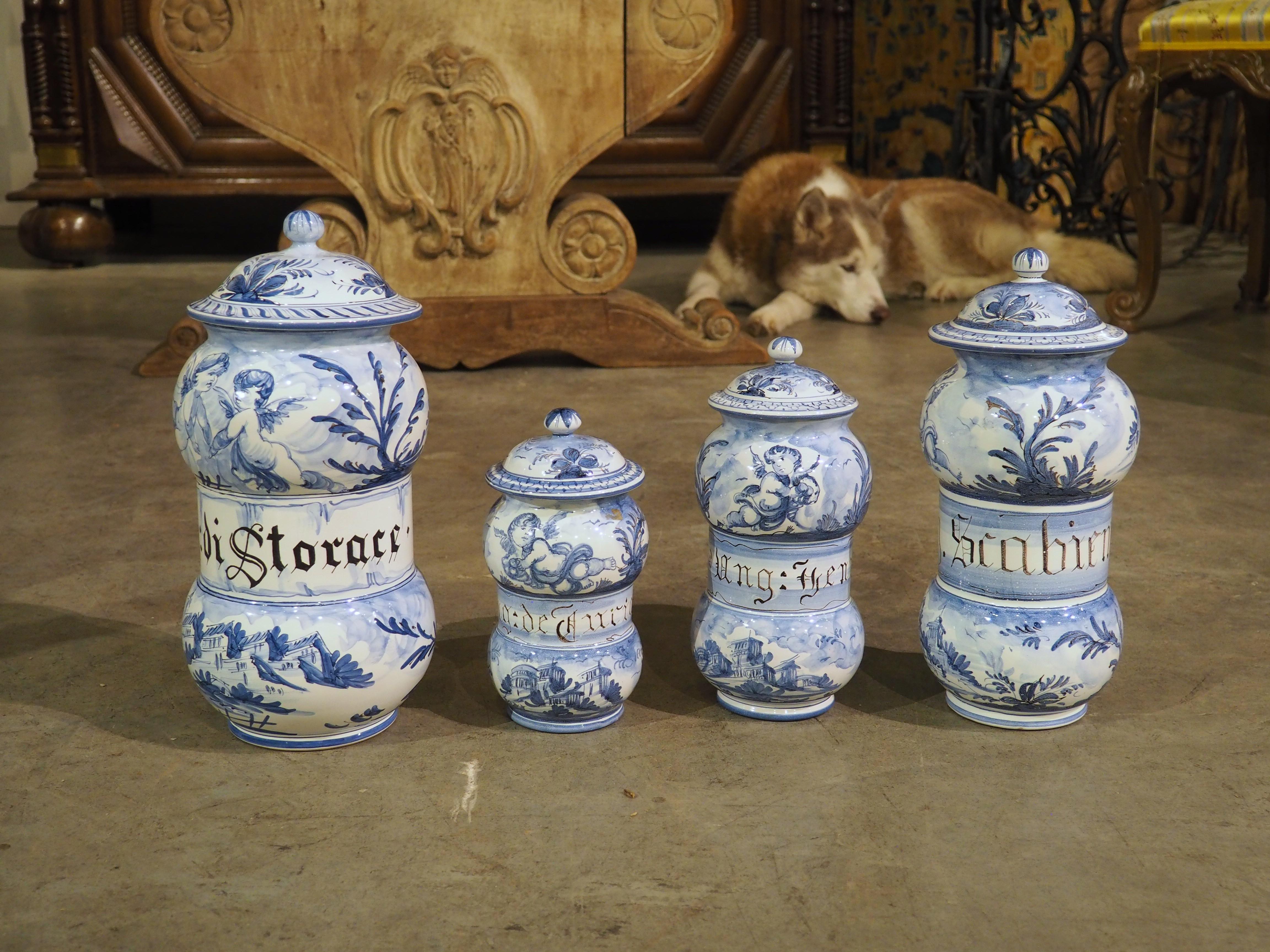 Satz von vier italienischen Albisola-Apothekentöpfen mit blauem und weißem Deckel aus dem 20. (Handbemalt)