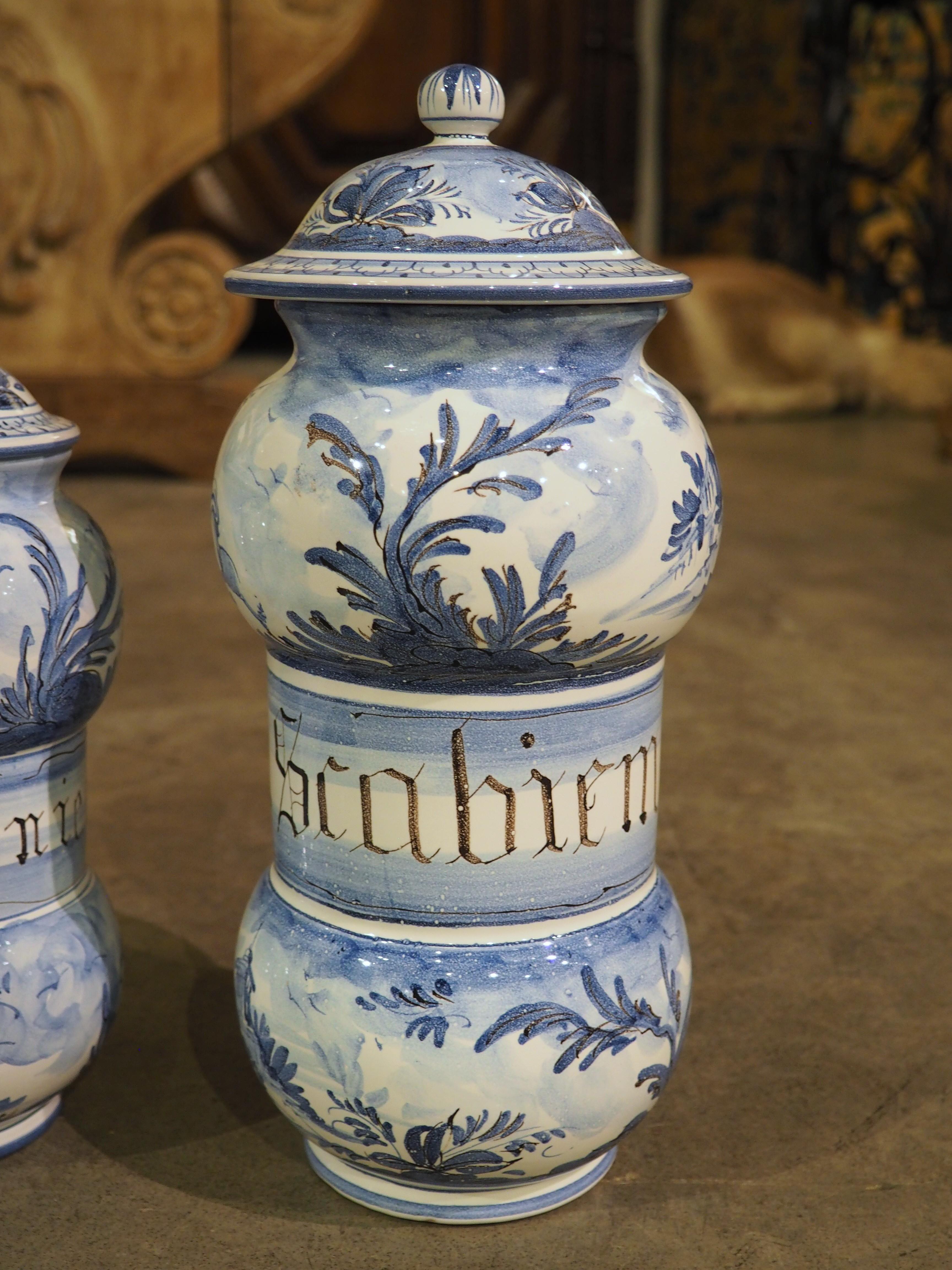 Satz von vier italienischen Albisola-Apothekentöpfen mit blauem und weißem Deckel aus dem 20. 1