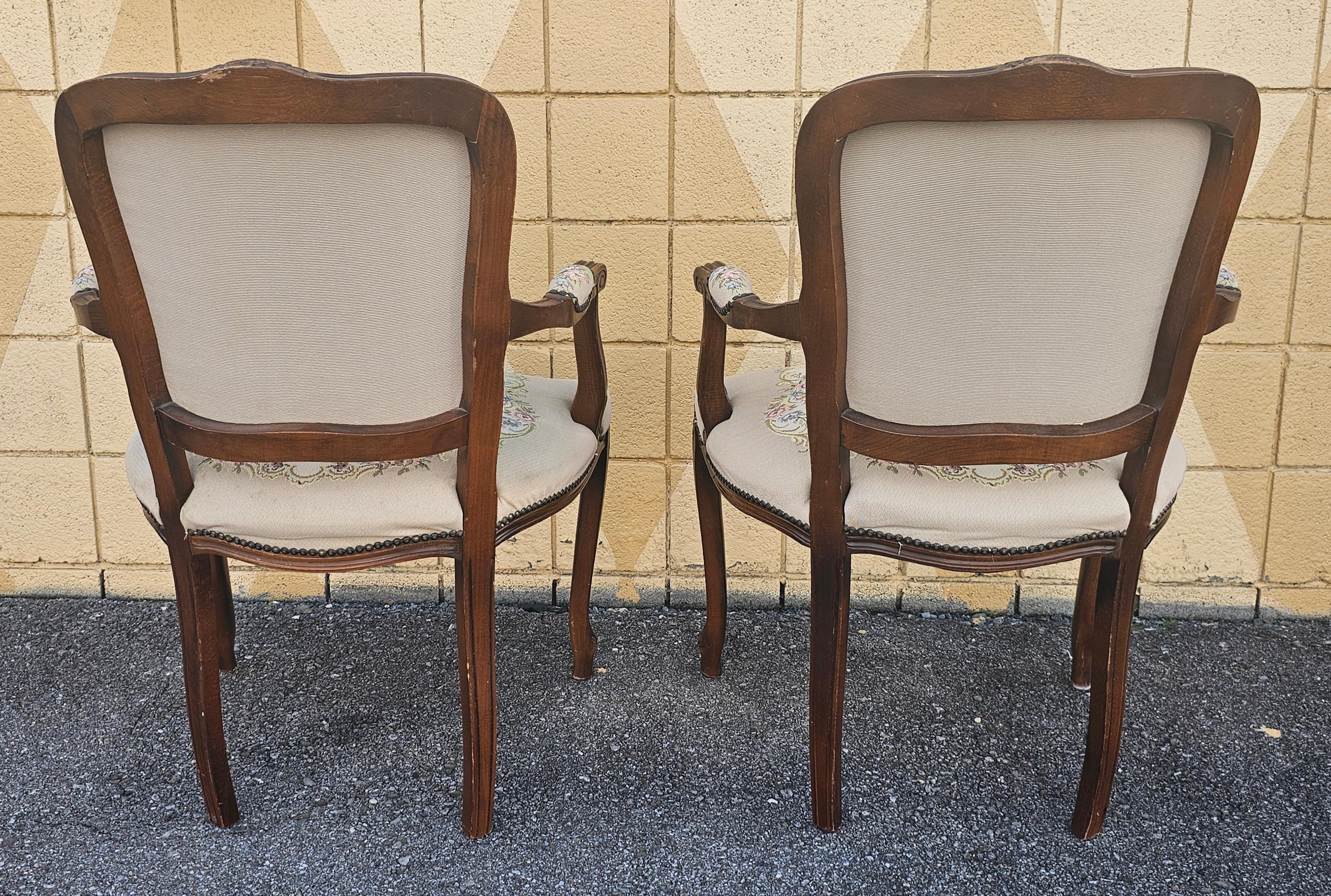 Ensemble de quatre fauteuils en tapisserie de château d'Ax Louis XV du 20ème siècle en vente 5