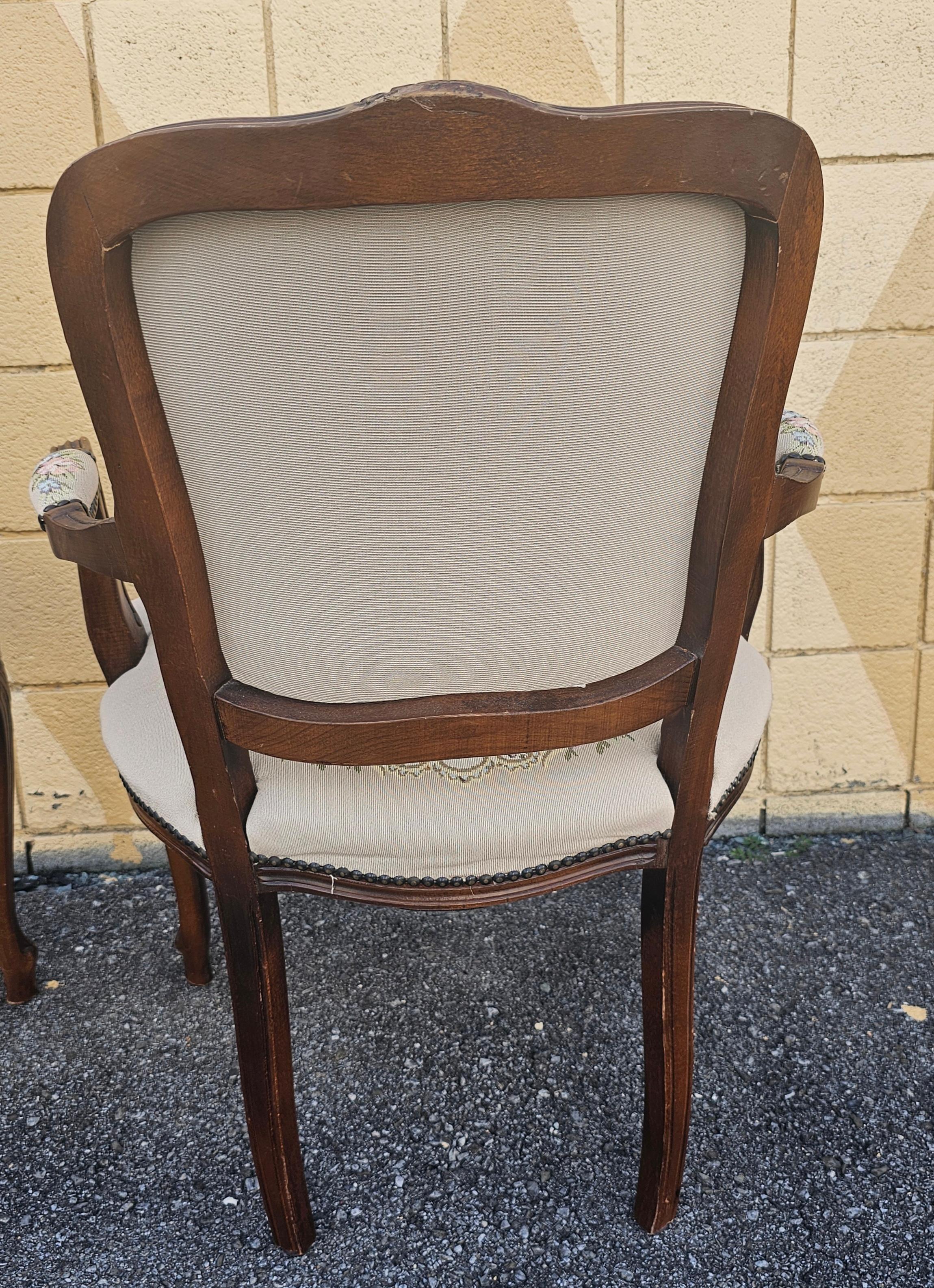 Ensemble de quatre fauteuils en tapisserie de château d'Ax Louis XV du 20ème siècle en vente 6