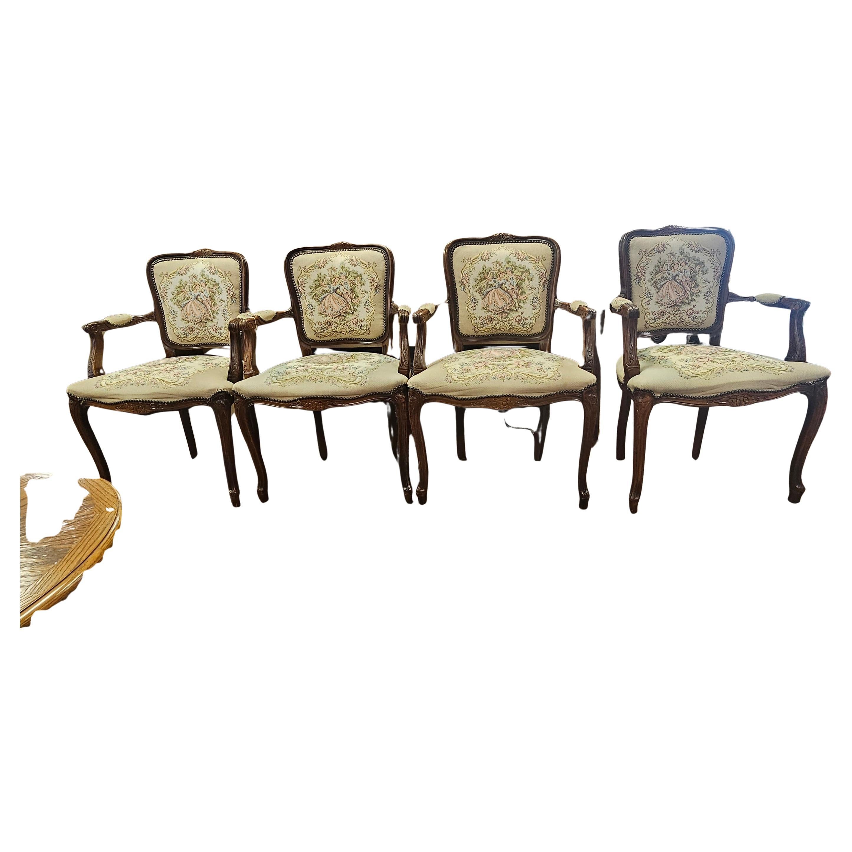 Ensemble de quatre fauteuils en tapisserie de style Louis XV de Château d'Ax Spa de fabrication italienne en bon état avec une assise ferme et de belles sculptures. La liste comprend un cadre en bois massif, un magnifique grain de bois, une finition
