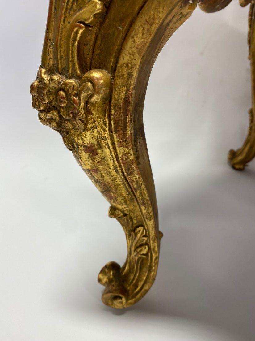 Ensemble de quatre chaises italiennes du 20ème siècle sculptées à la main, dorées à l'eau en vente 8