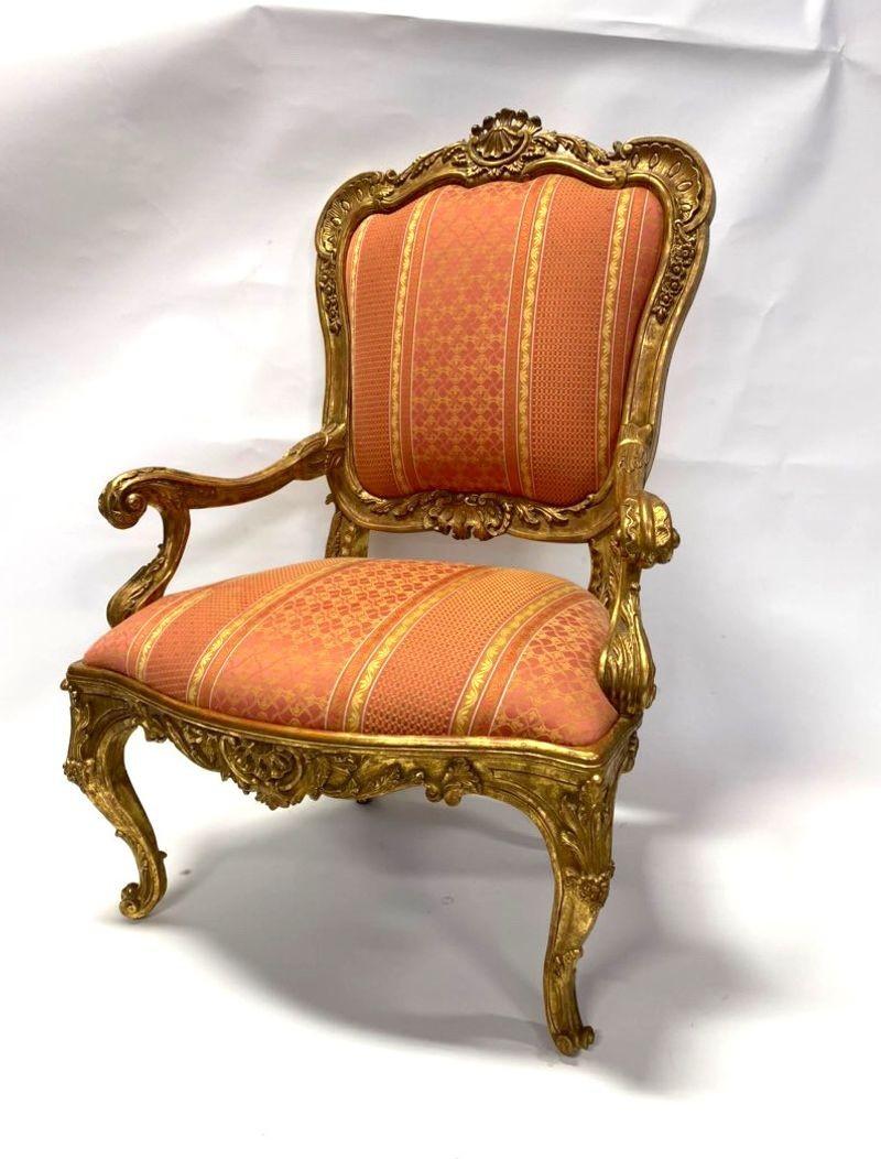 Ensemble de quatre chaises italiennes du 20ème siècle sculptées à la main, dorées à l'eau Bon état - En vente à Los Angeles, CA