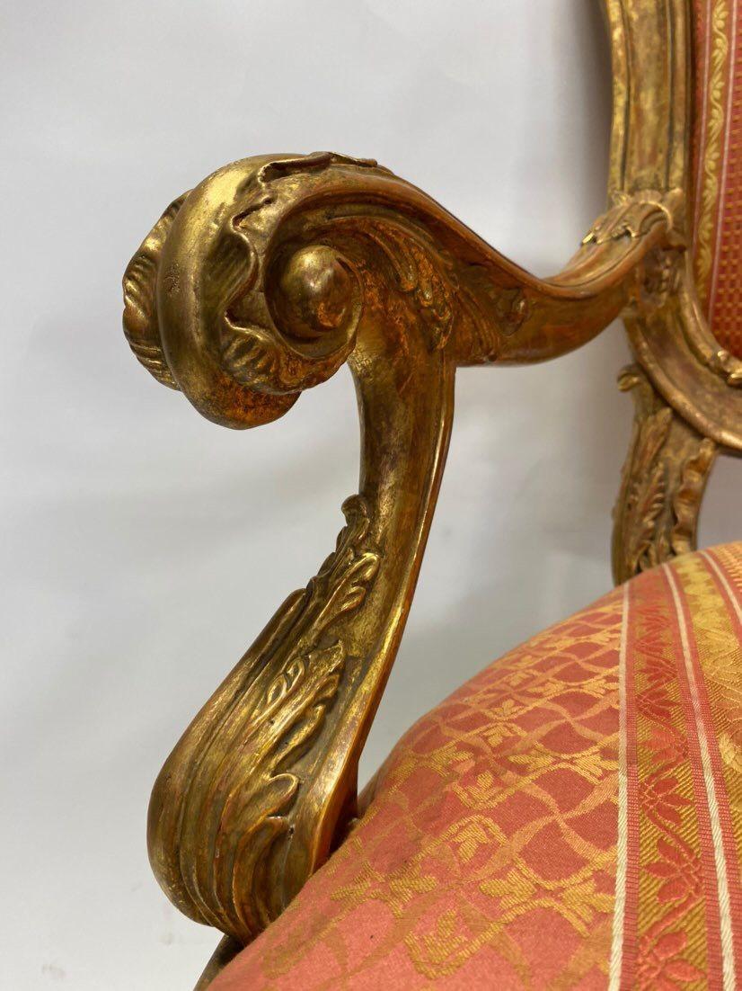 Ensemble de quatre chaises italiennes du 20ème siècle sculptées à la main, dorées à l'eau en vente 2