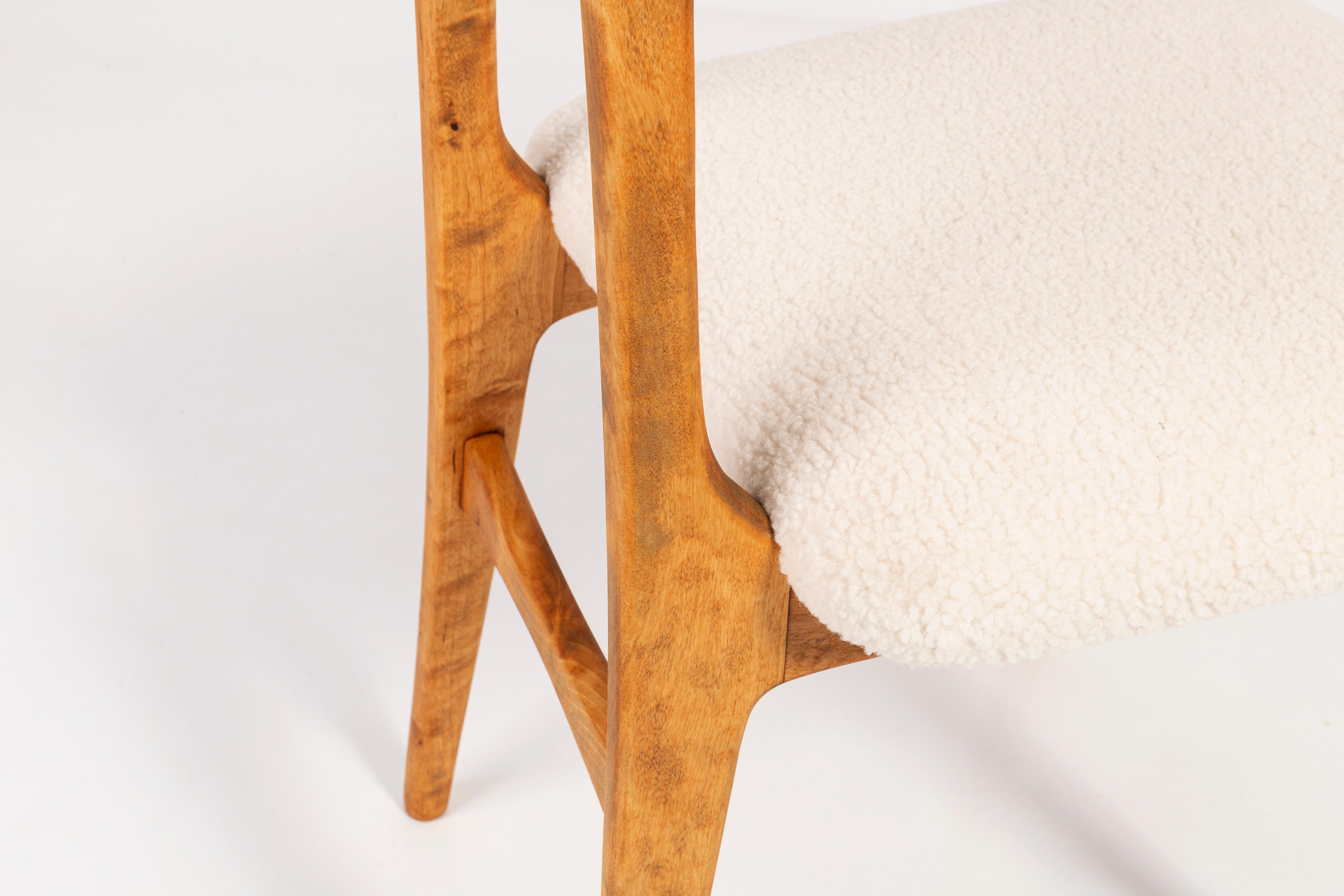 Ensemble de quatre chaises en boucle de crème légère du 20e siècle, 1960 en vente 3