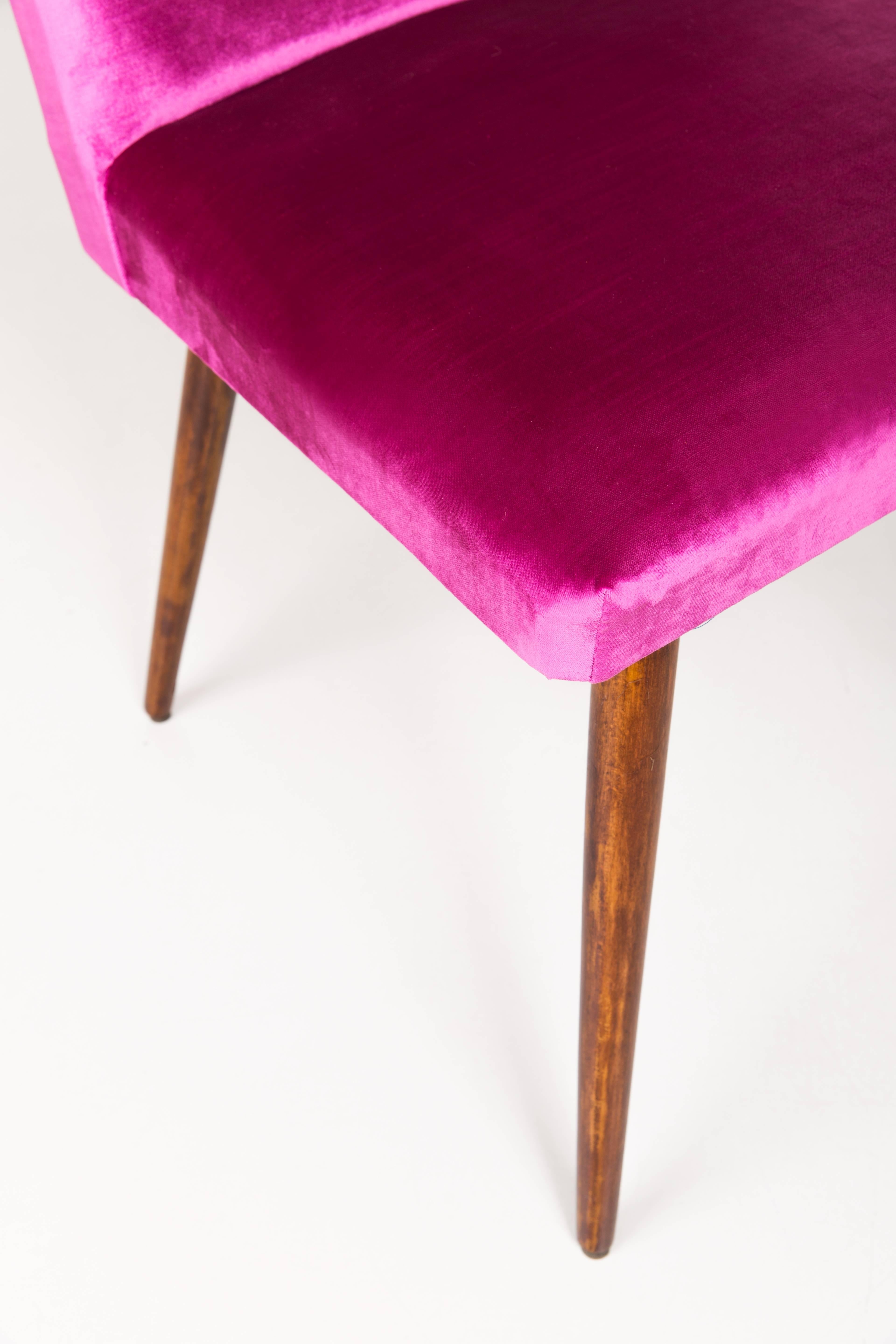 Une belle chaise produite dans les années 1960 après un rembourrage complet et un rafraîchissement des boiseries, confortable et stable. L'ensemble est recouvert d'un tissu de haute qualité et résistant.