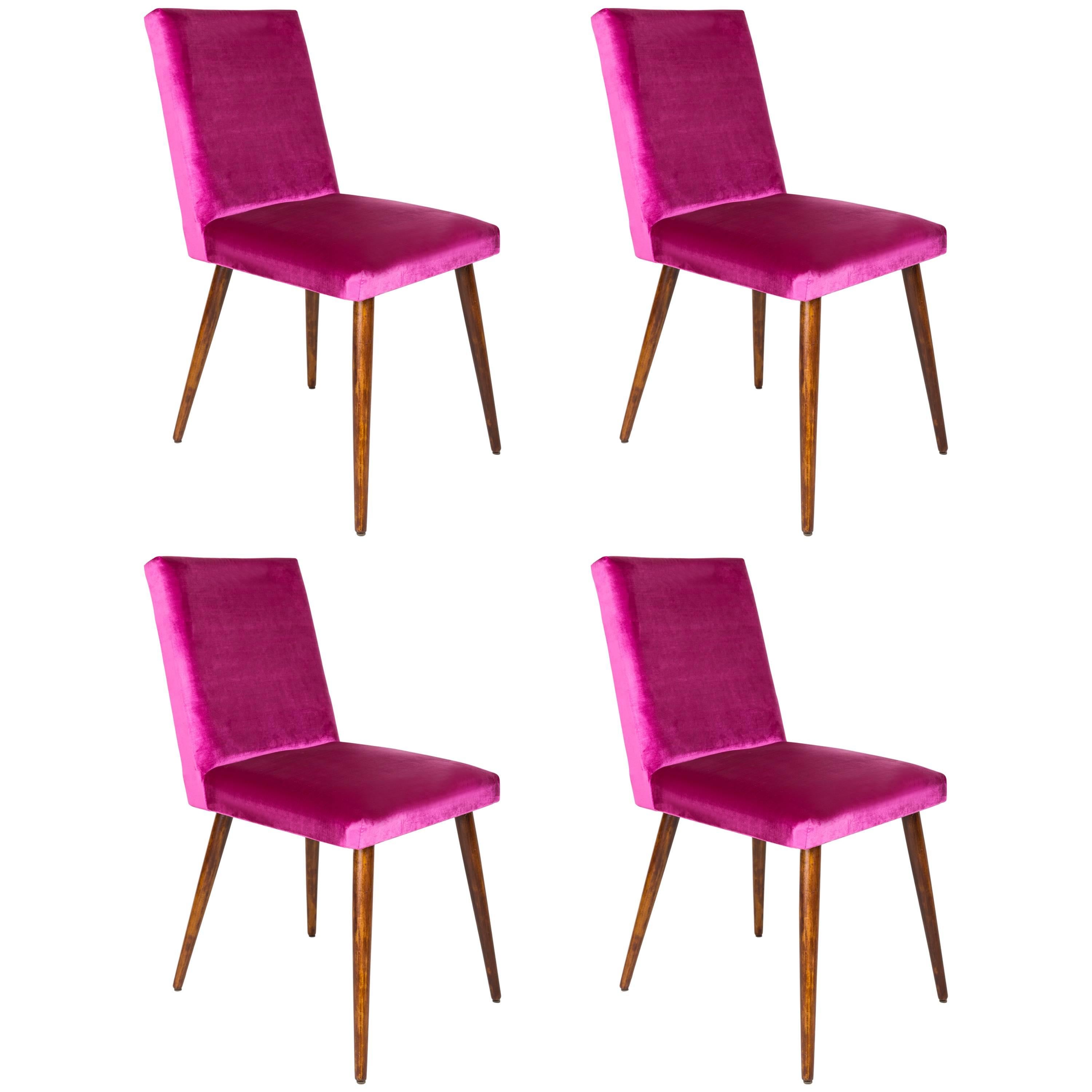 Ensemble de quatre chaises du 20ème siècle en velours rose magenta, années 1960