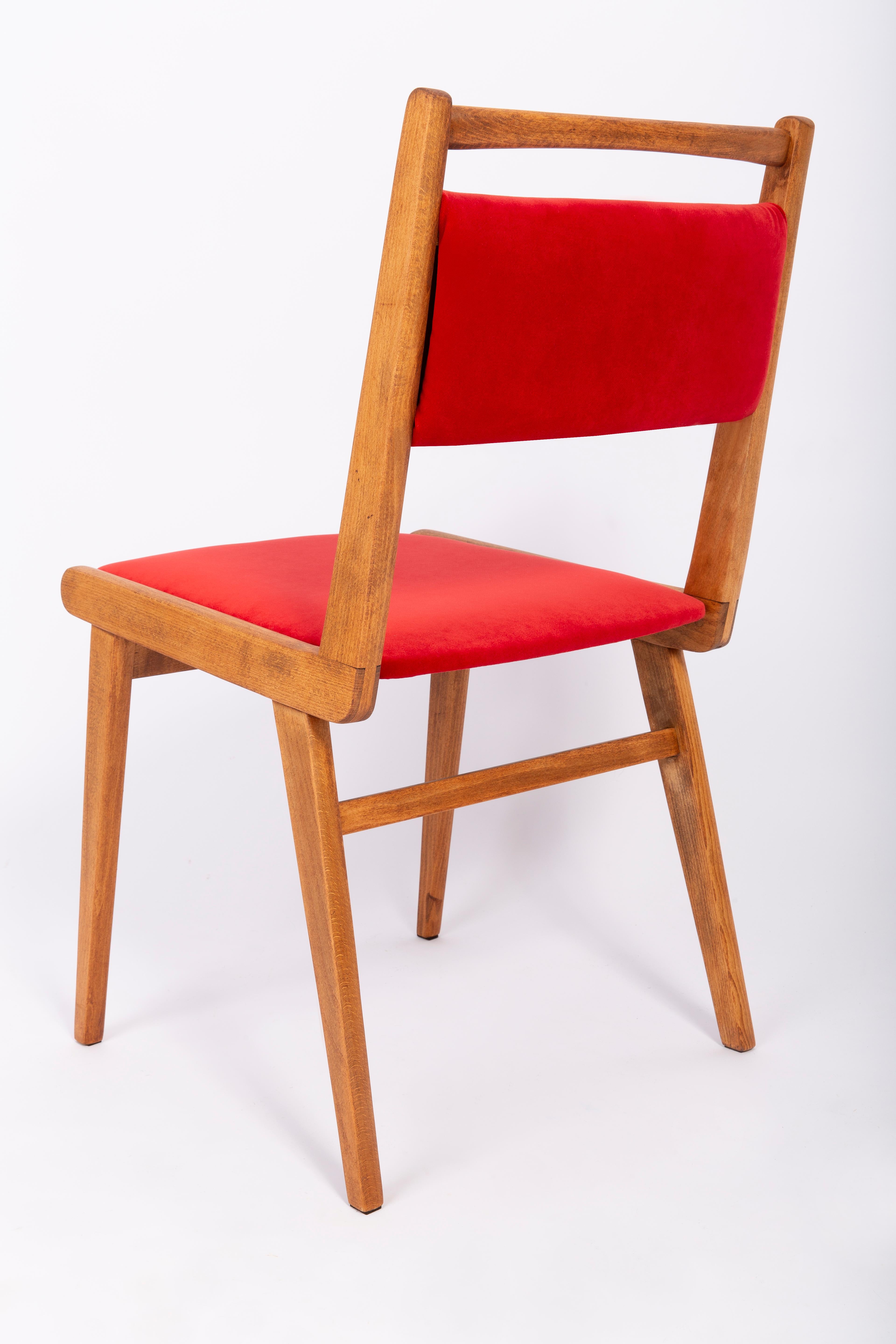 Satz von vier Stühlen aus rotem Samt:: 20. Jahrhundert:: von Rajmund Halas:: Polen:: 1960er Jahre im Angebot 3