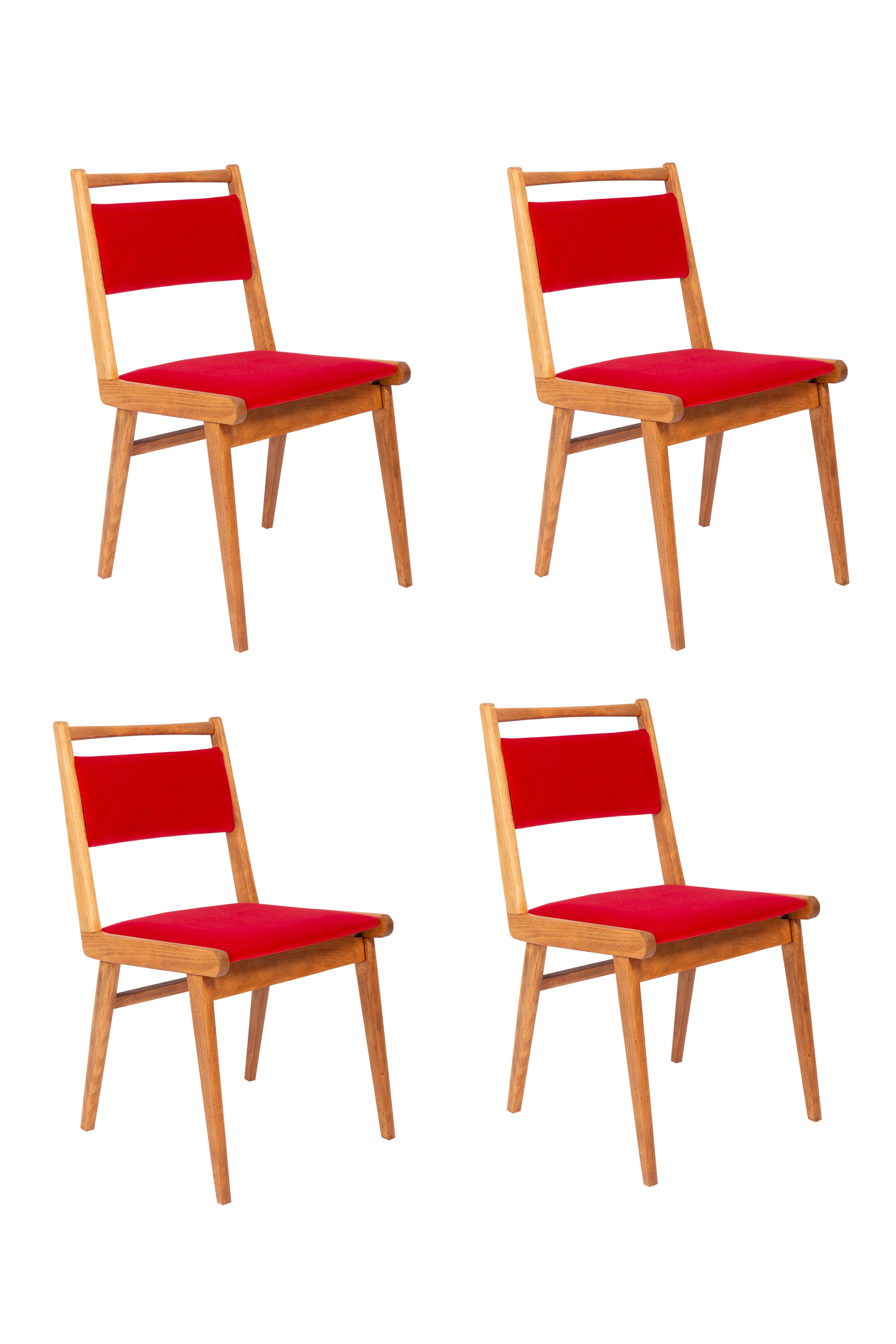 Stühle entworfen von Prof. Rajmund Halas. Es handelt sich um ein Modell vom Typ JAR. Hergestellt aus Buchenholz. Die Stühle sind komplett neu gepolstert, die Holzarbeiten wurden aufgefrischt. Sitz und Rückenlehne sind mit rotem, strapazierfähigem