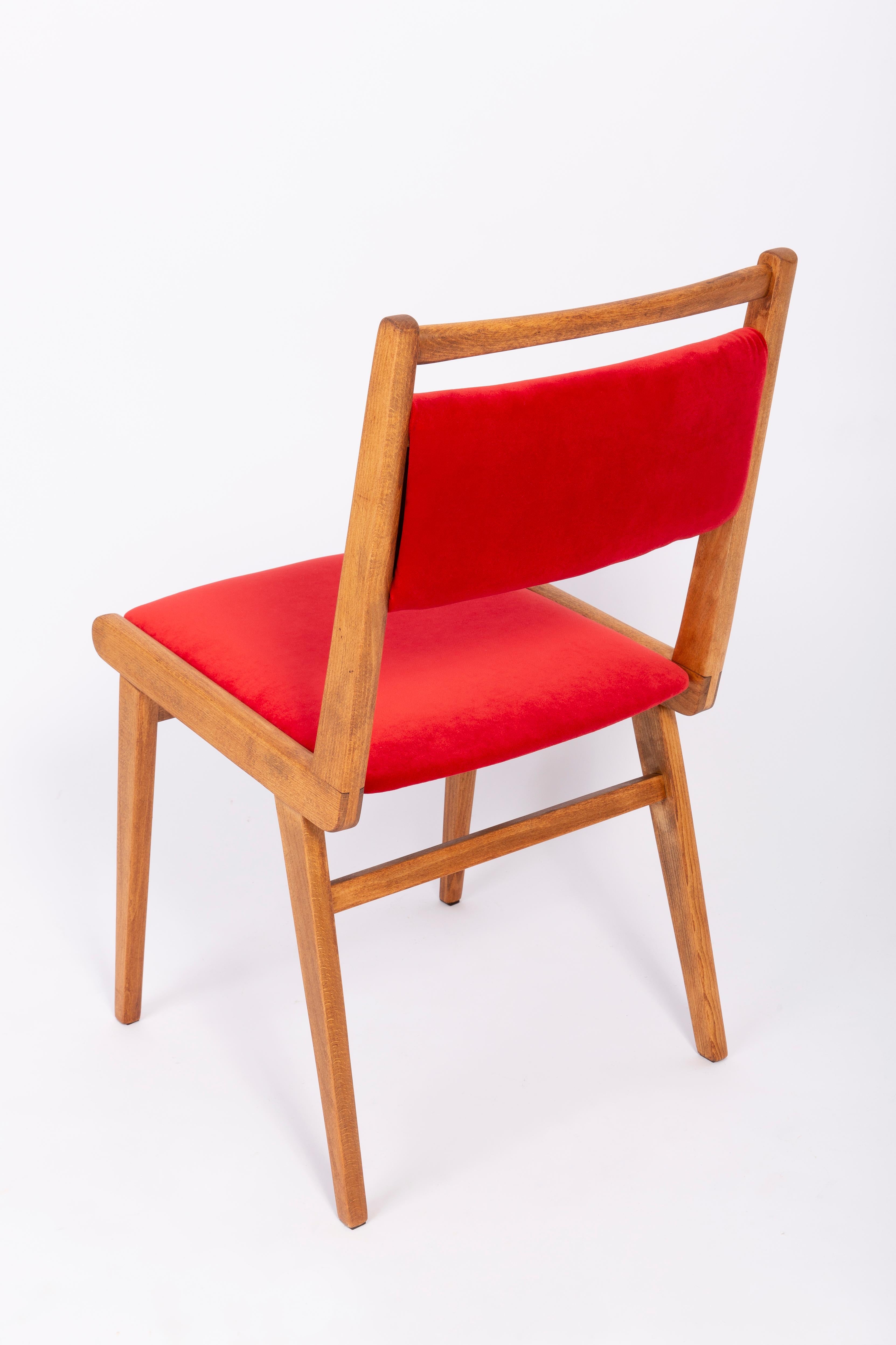Satz von vier Stühlen aus rotem Samt:: 20. Jahrhundert:: von Rajmund Halas:: Polen:: 1960er Jahre im Angebot 2