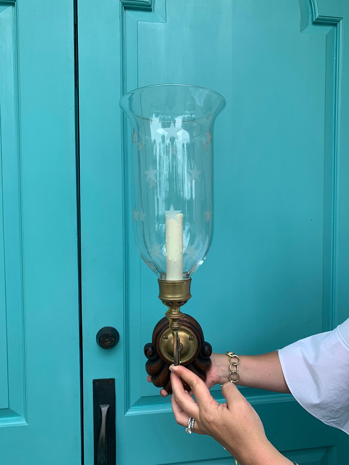 Satz von vier hölzernen Wandleuchtern aus dem 20. Jahrhundert mit geätztem Glas 4