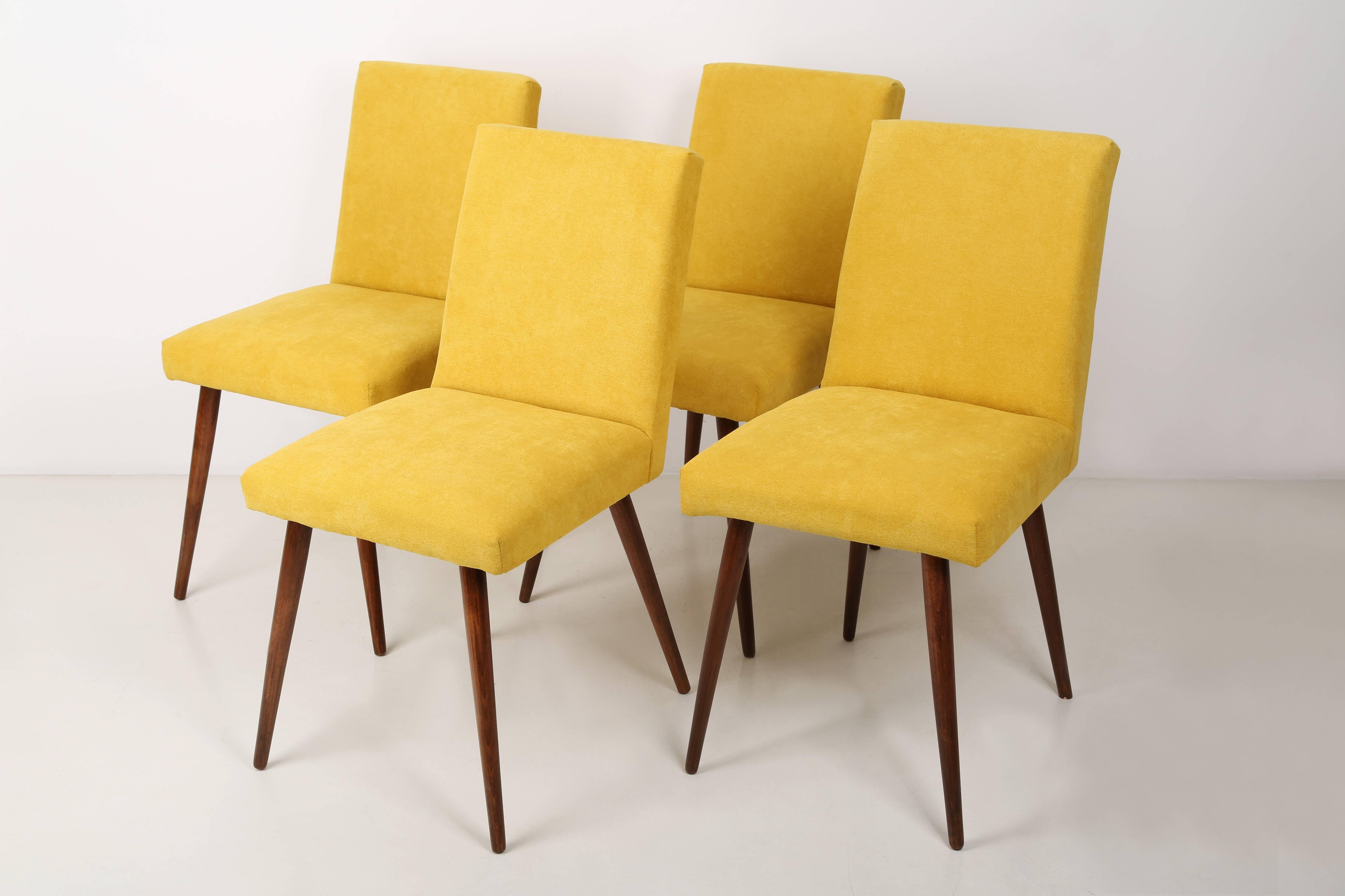 Mid-Century Modern Ensemble de quatre chaises jaunes du 20ème siècle, années 1960 en vente
