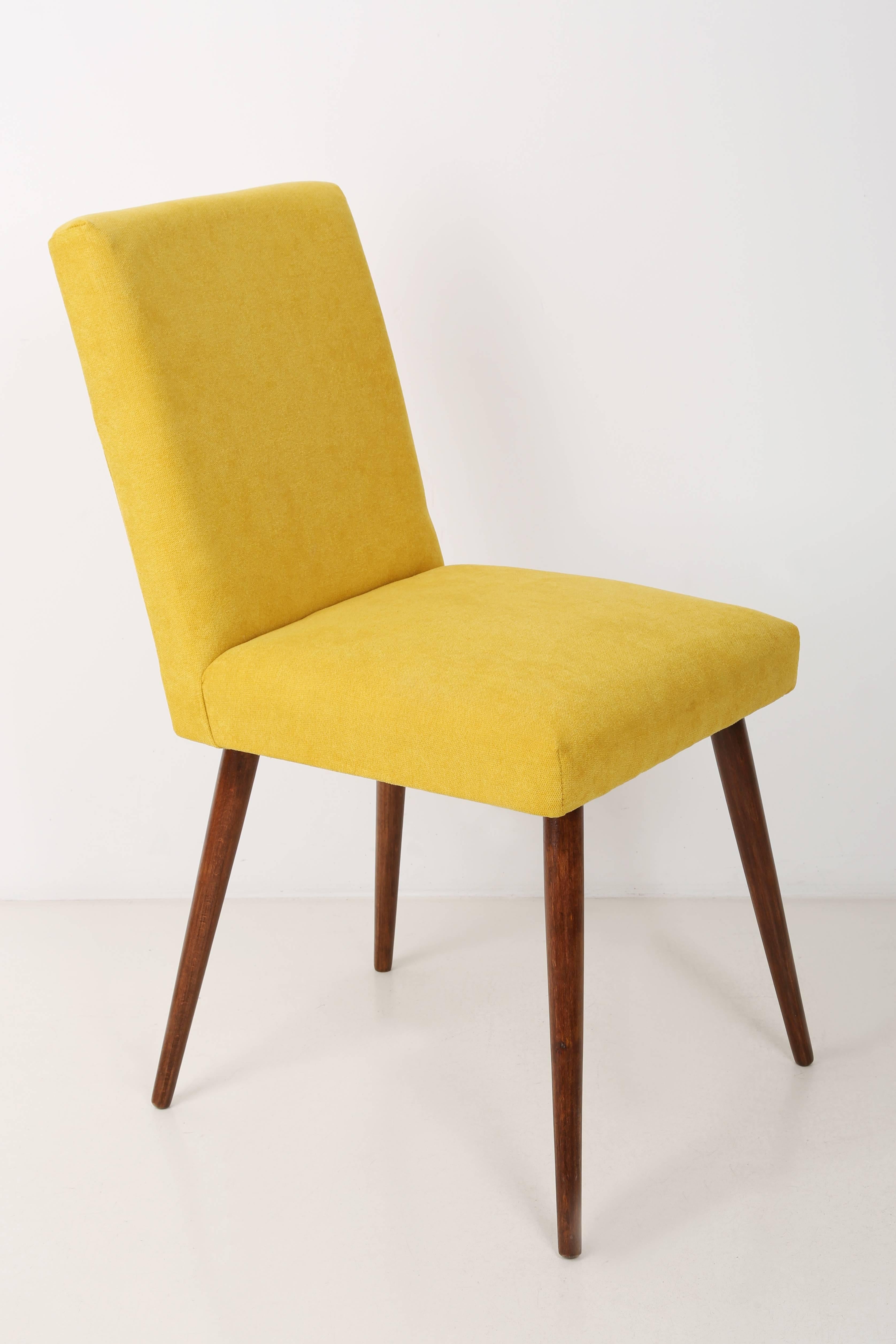 Polonais Ensemble de quatre chaises jaunes du 20ème siècle, années 1960 en vente