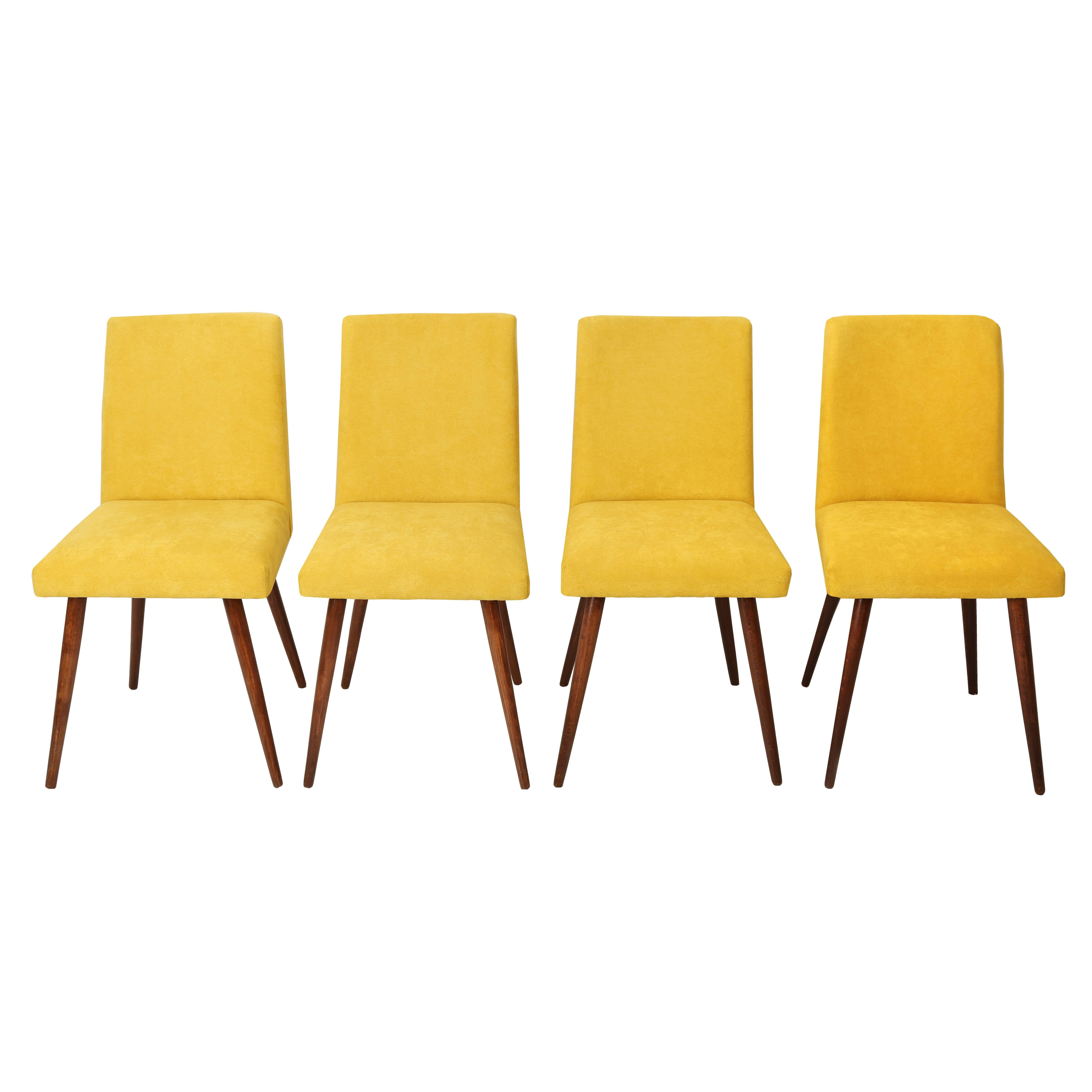 Ensemble de quatre chaises jaunes du 20ème siècle, années 1960