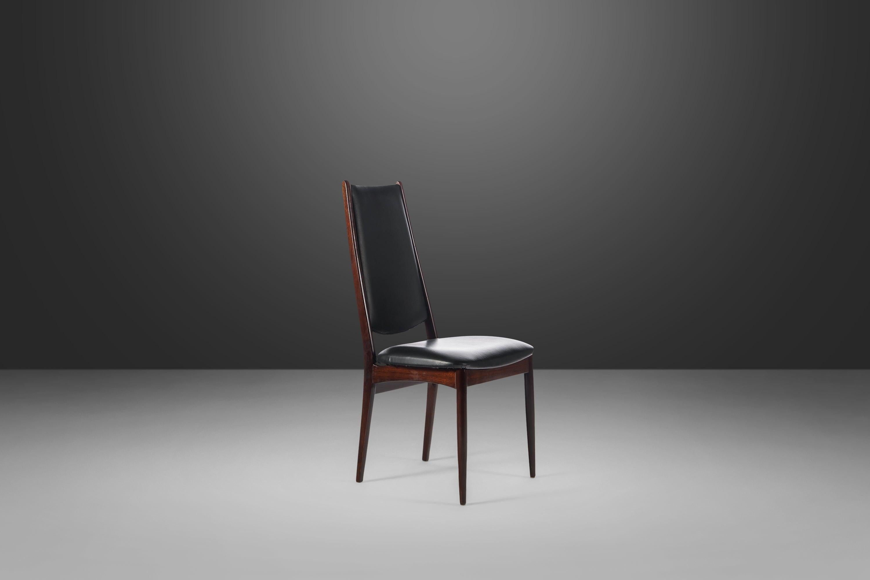 Scandinave moderne Ensemble de quatre (4) chaises de salle à manger danoises modernes Afromosia à haut dossier, vers 1970 en vente