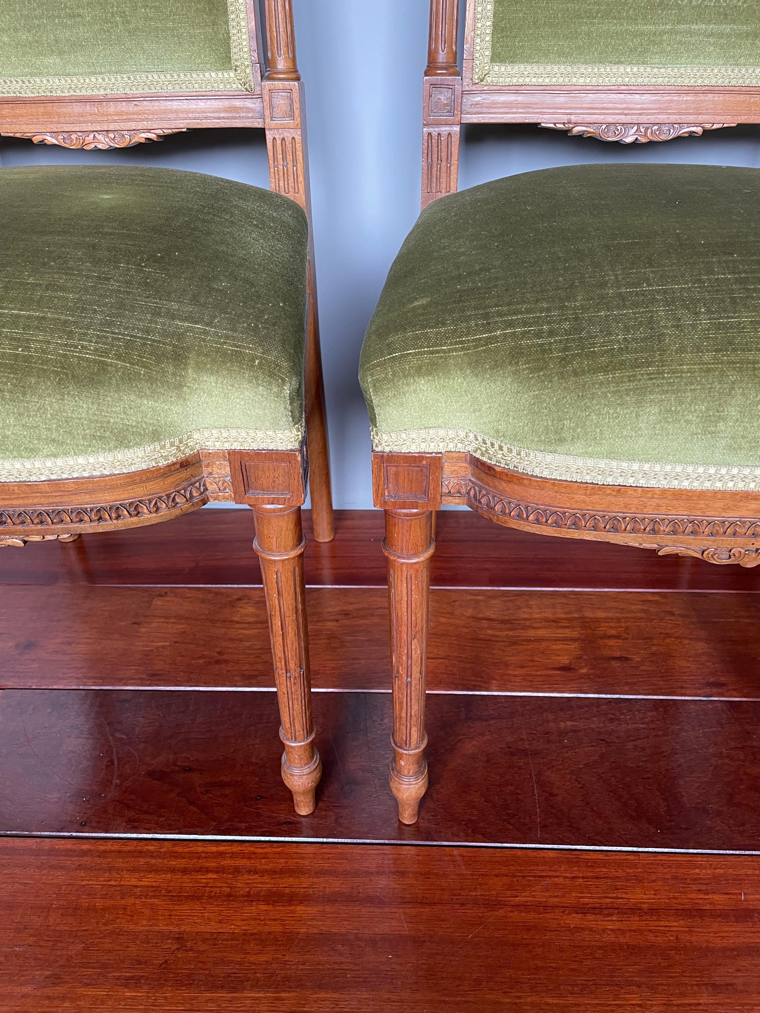 Satz von vier antiken, handgeschnitzten Esszimmerstühlen aus Nussbaumholz mit grüner Polsterung, 4er-Set im Angebot 4
