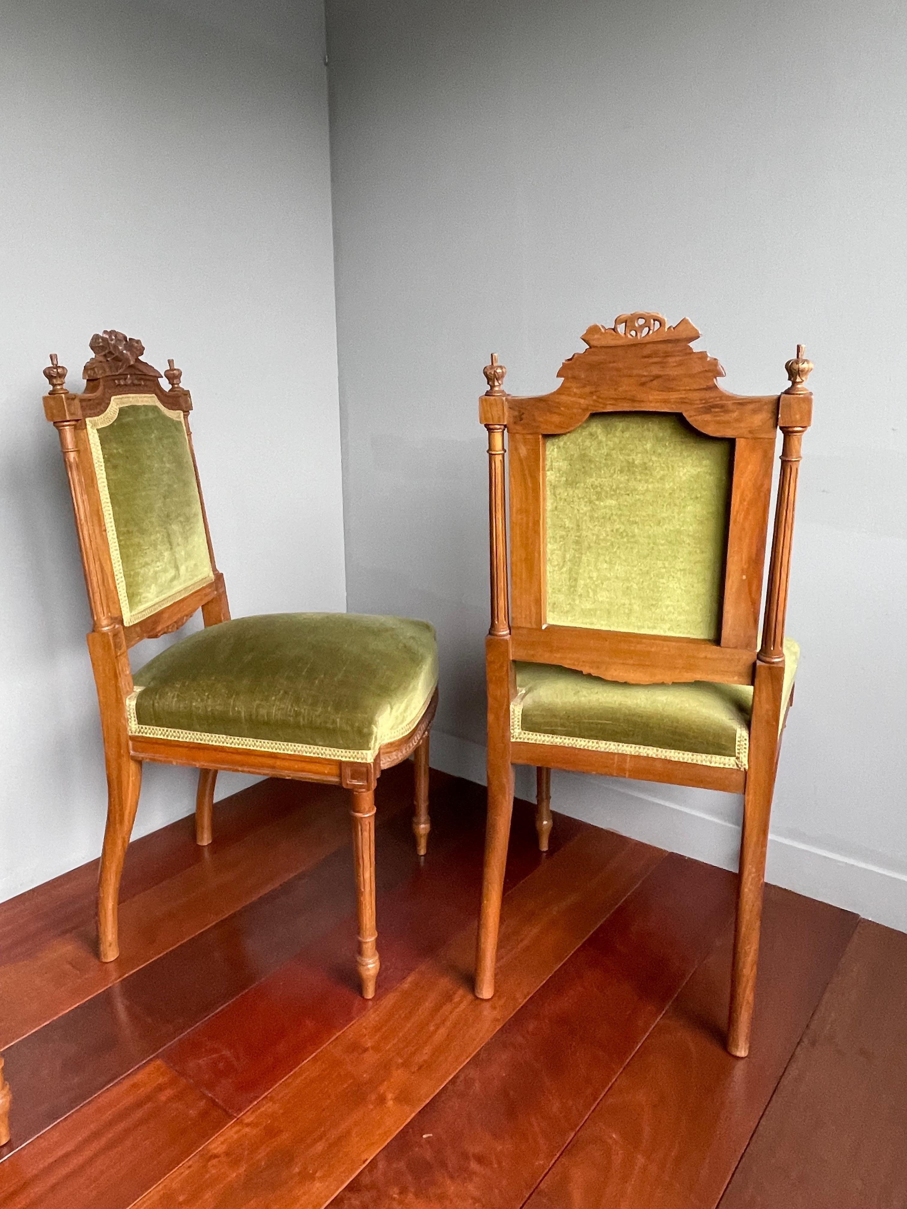 Satz von vier antiken, handgeschnitzten Esszimmerstühlen aus Nussbaumholz mit grüner Polsterung, 4er-Set im Angebot 5