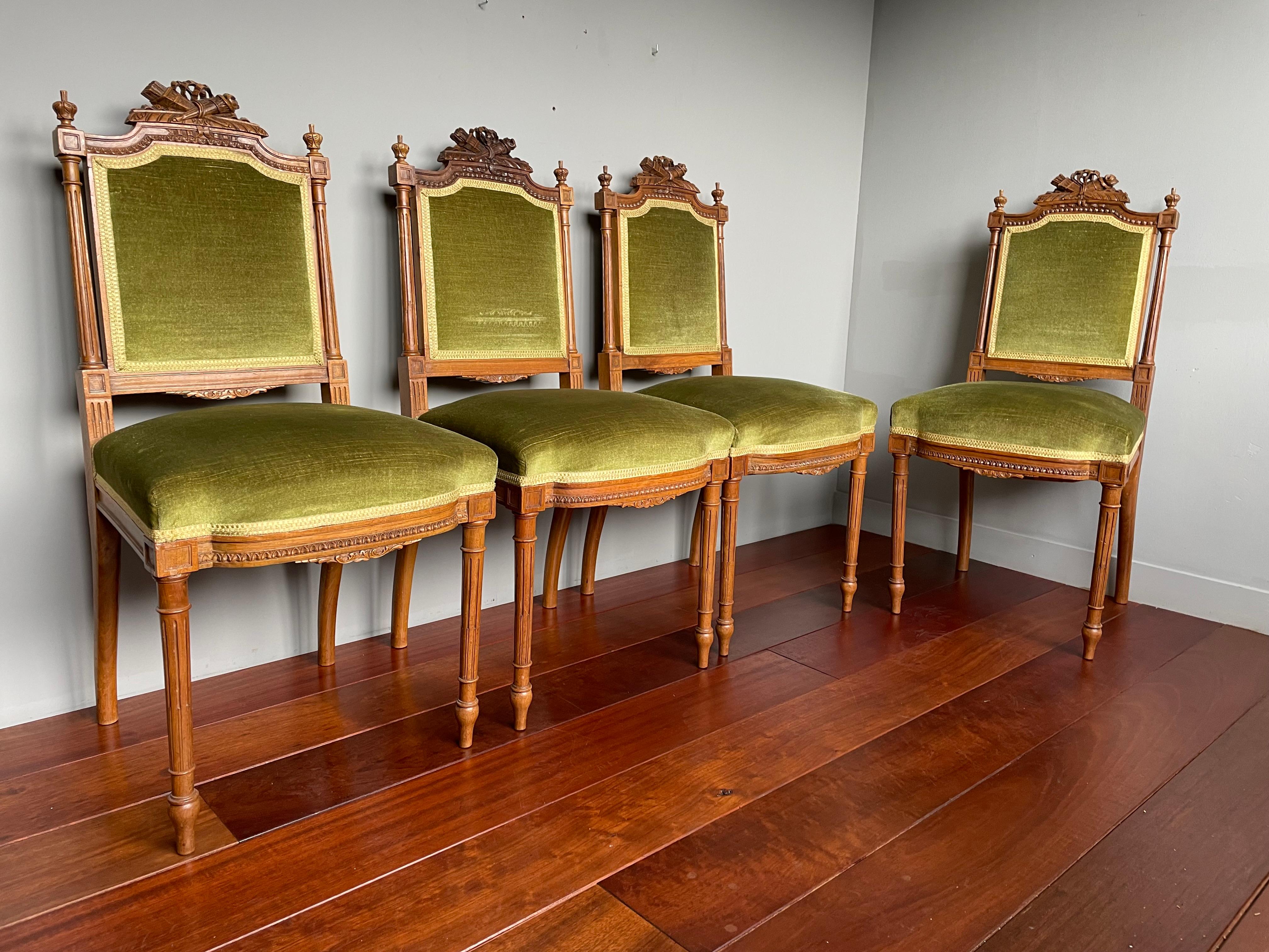 Fait main Ensemble de quatre chaises de salle à manger anciennes en bois de noyer sculpté à la main avec tapisserie verte en vente