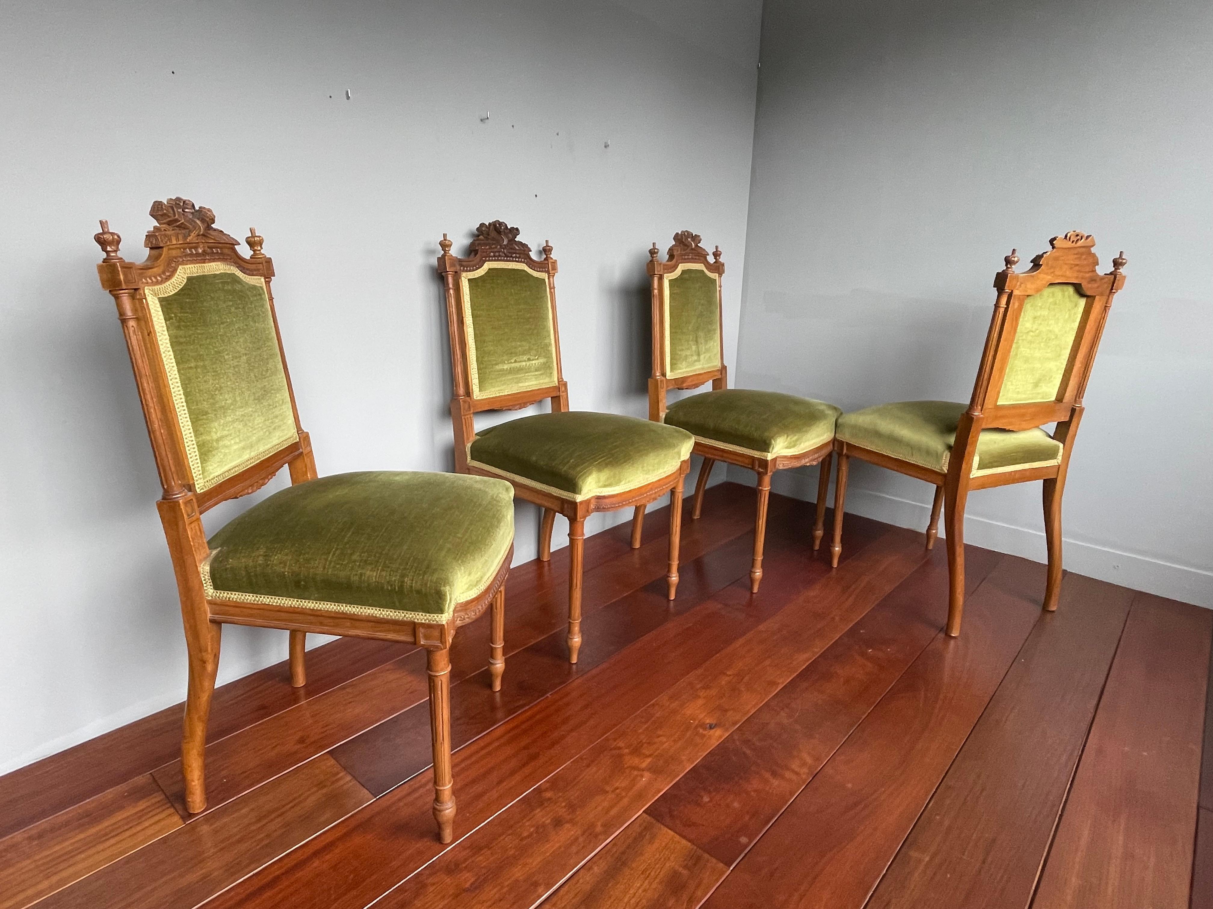 Ensemble de quatre chaises de salle à manger anciennes en bois de noyer sculpté à la main avec tapisserie verte Bon état - En vente à Lisse, NL