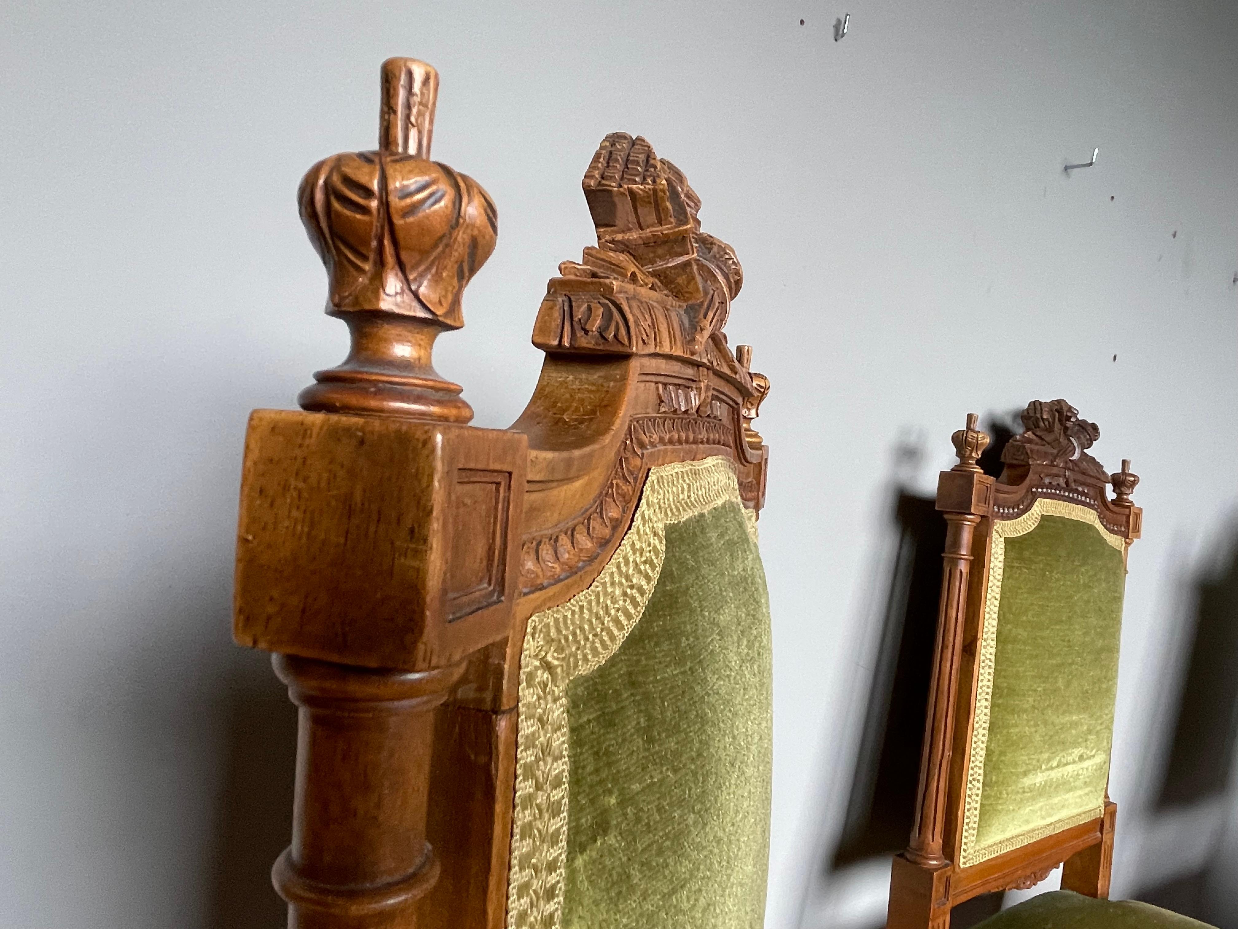 Satz von vier antiken, handgeschnitzten Esszimmerstühlen aus Nussbaumholz mit grüner Polsterung, 4er-Set (Stoff) im Angebot