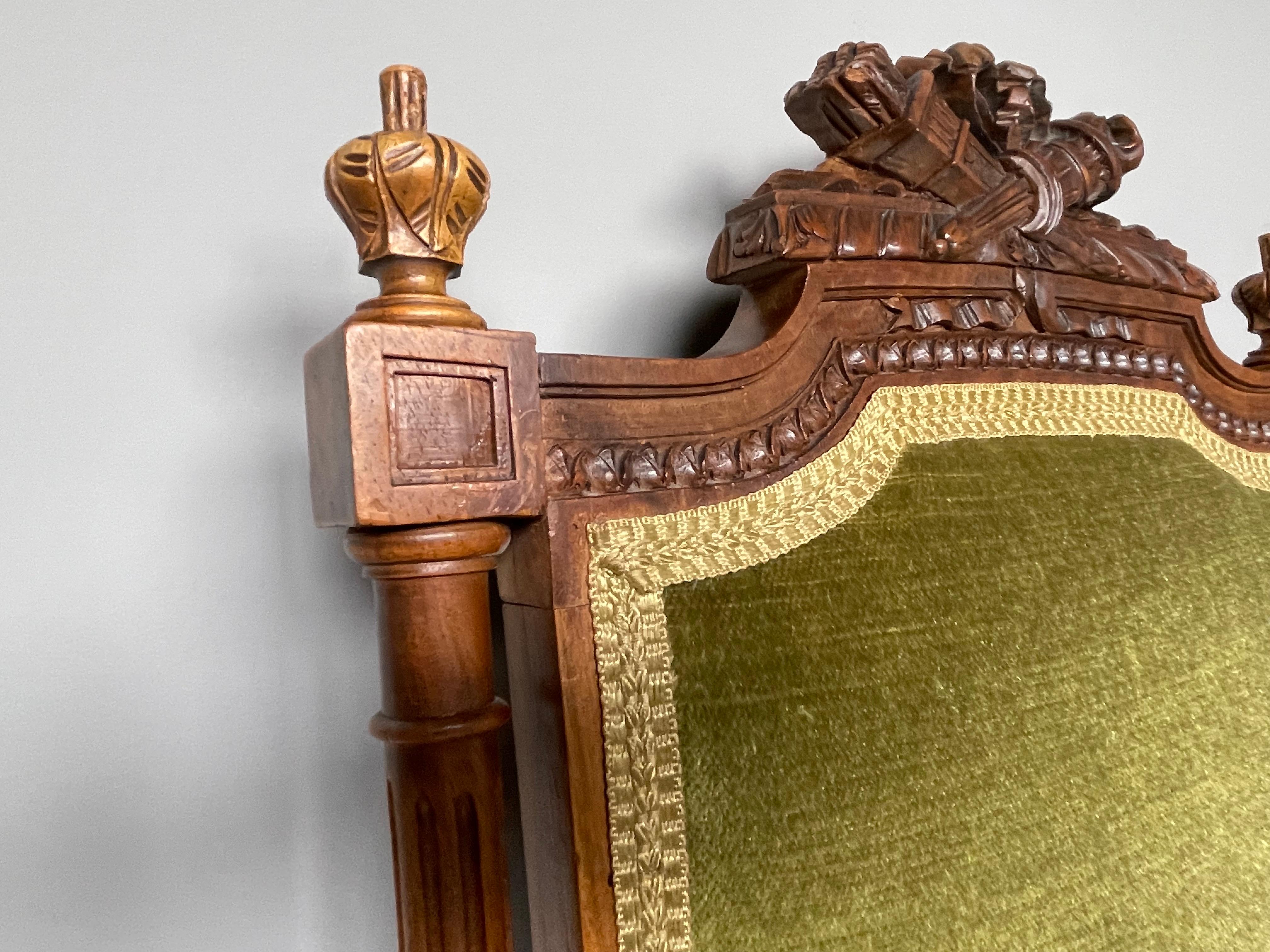 Tissu Ensemble de quatre chaises de salle à manger anciennes en bois de noyer sculpté à la main avec tapisserie verte en vente