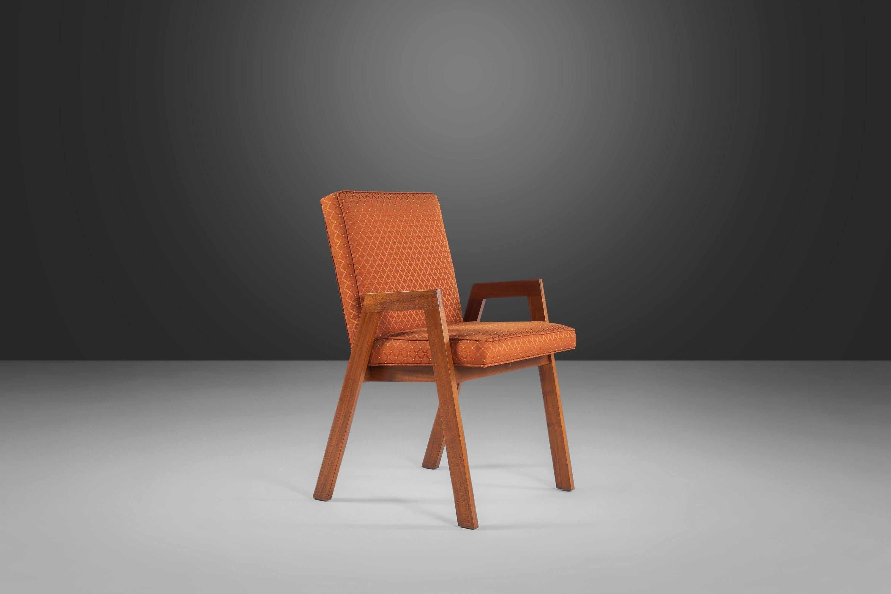Juego de cuatro sillas de comedor estilo compás 