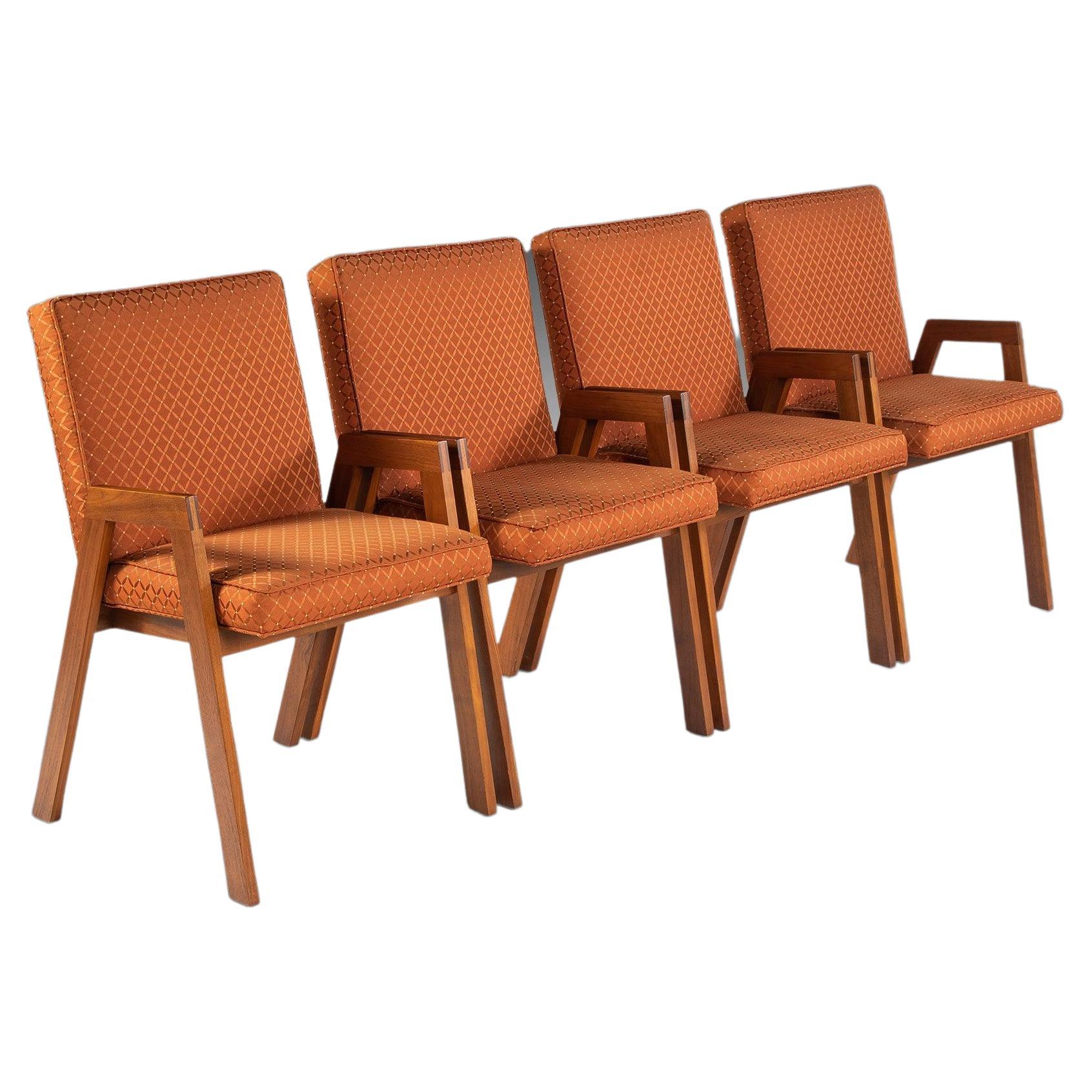 Ensemble de quatre chaises à manger « 4 » de style boussole d'après Jens Risom, vers les années 1960