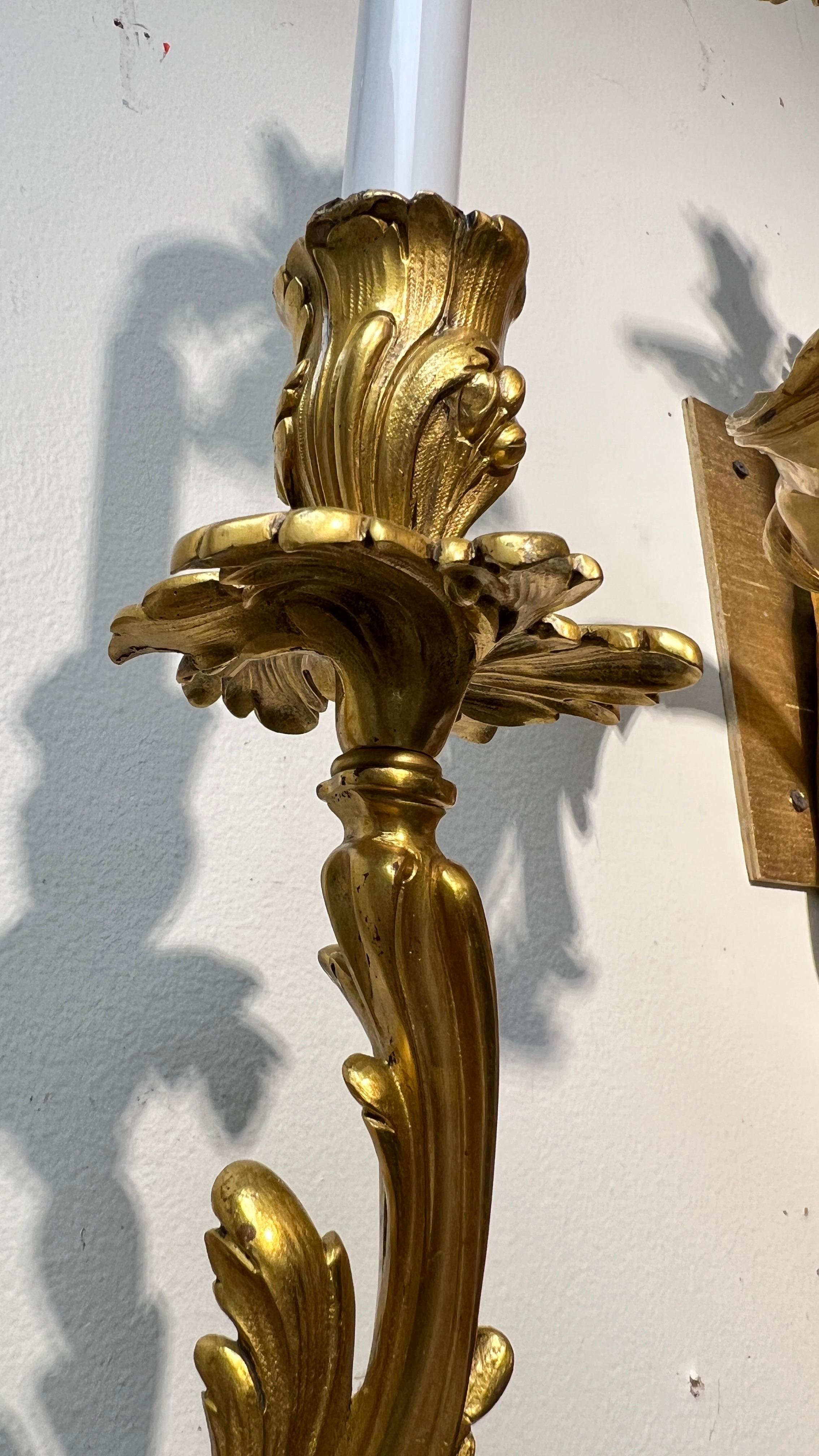 Ensemble de quatre (4) appliques à deux lumières de style rococo Louis XV français en vente 3