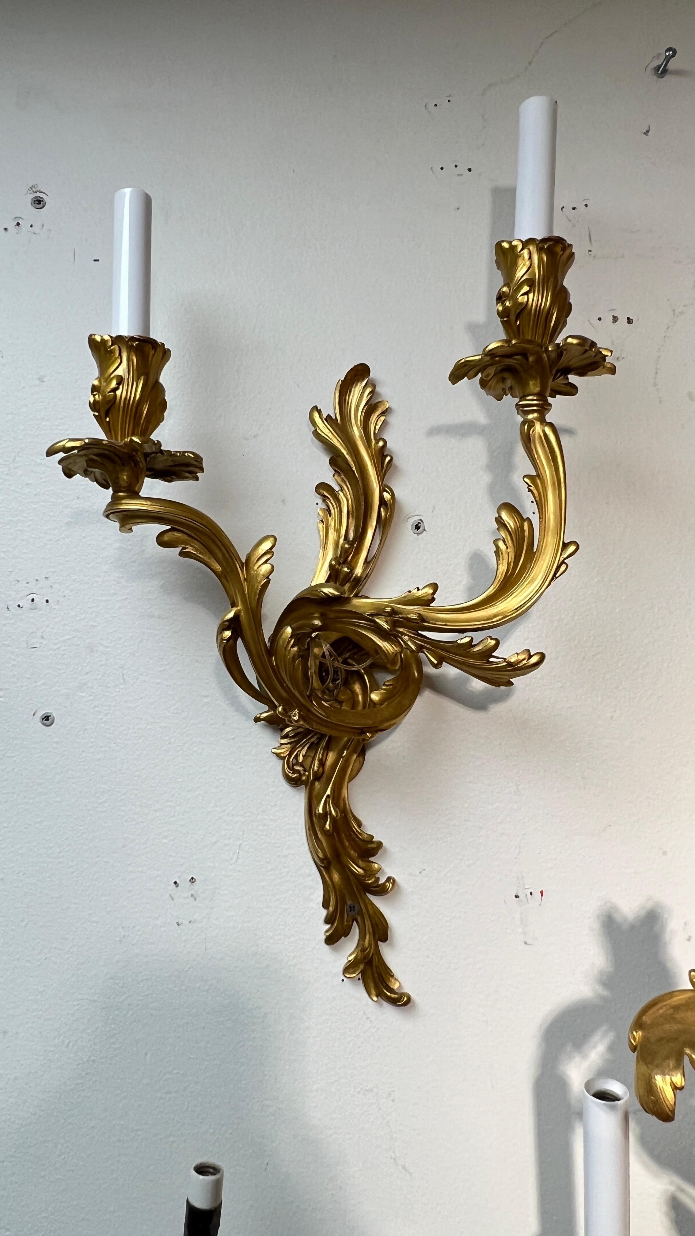 Ensemble de quatre (4) appliques à deux lumières de style rococo Louis XV français en vente 4