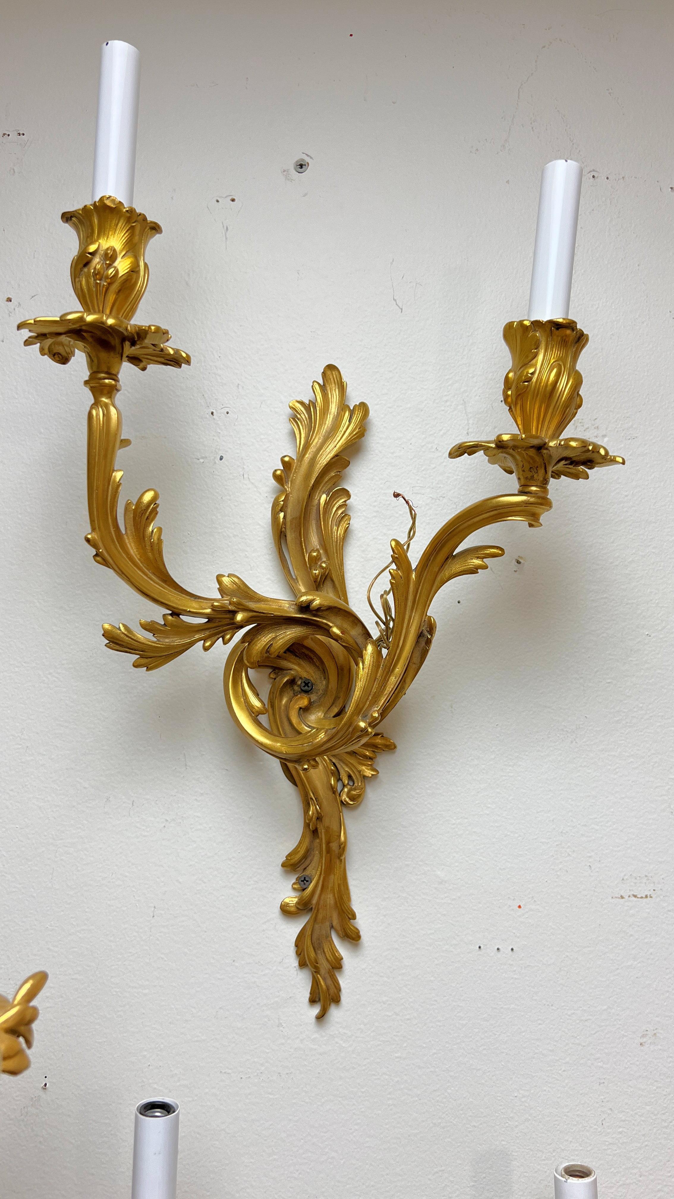 Ensemble de quatre (4) appliques à deux lumières de style rococo Louis XV français en vente 7