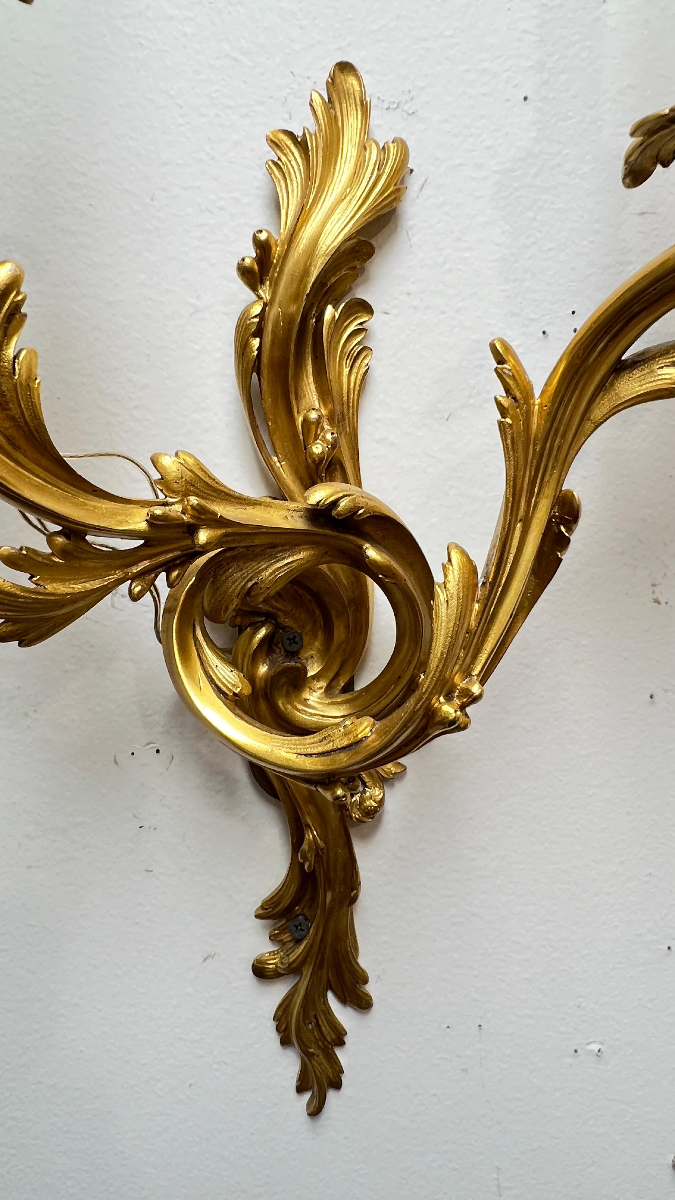 Rococo Ensemble de quatre (4) appliques à deux lumières de style rococo Louis XV français en vente