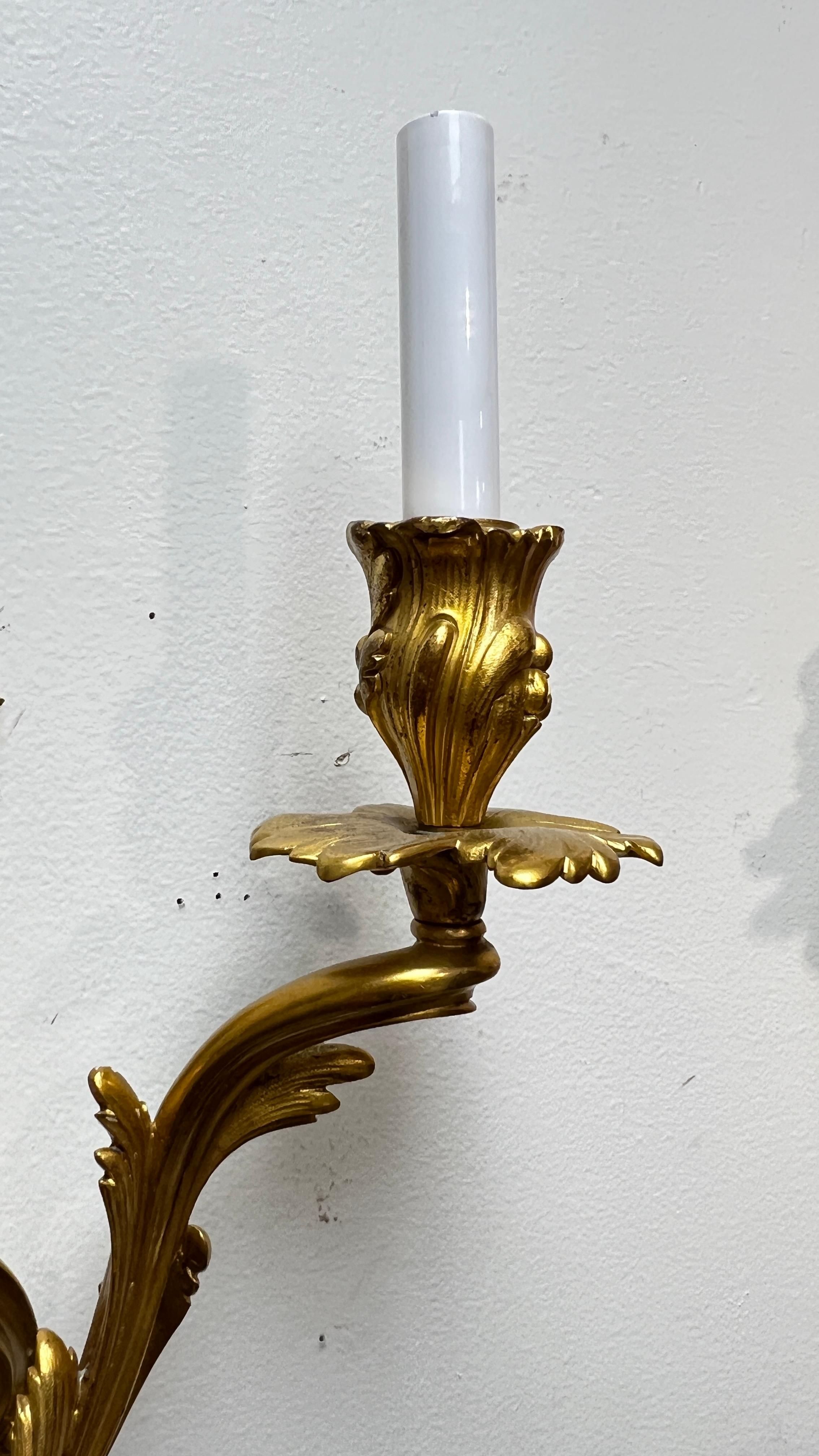 Doré Ensemble de quatre (4) appliques à deux lumières de style rococo Louis XV français en vente