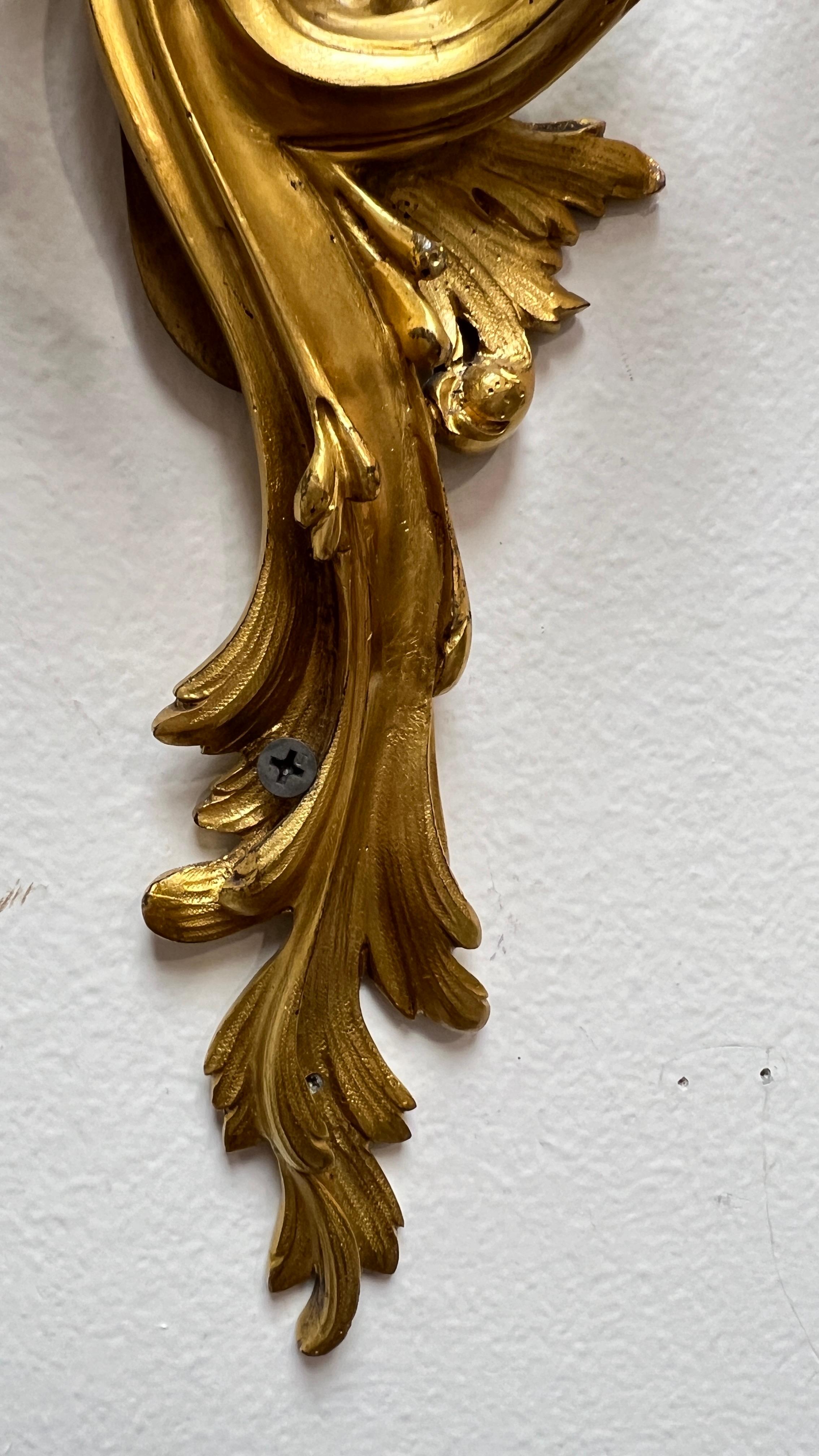 Bronze Ensemble de quatre (4) appliques à deux lumières de style rococo Louis XV français en vente