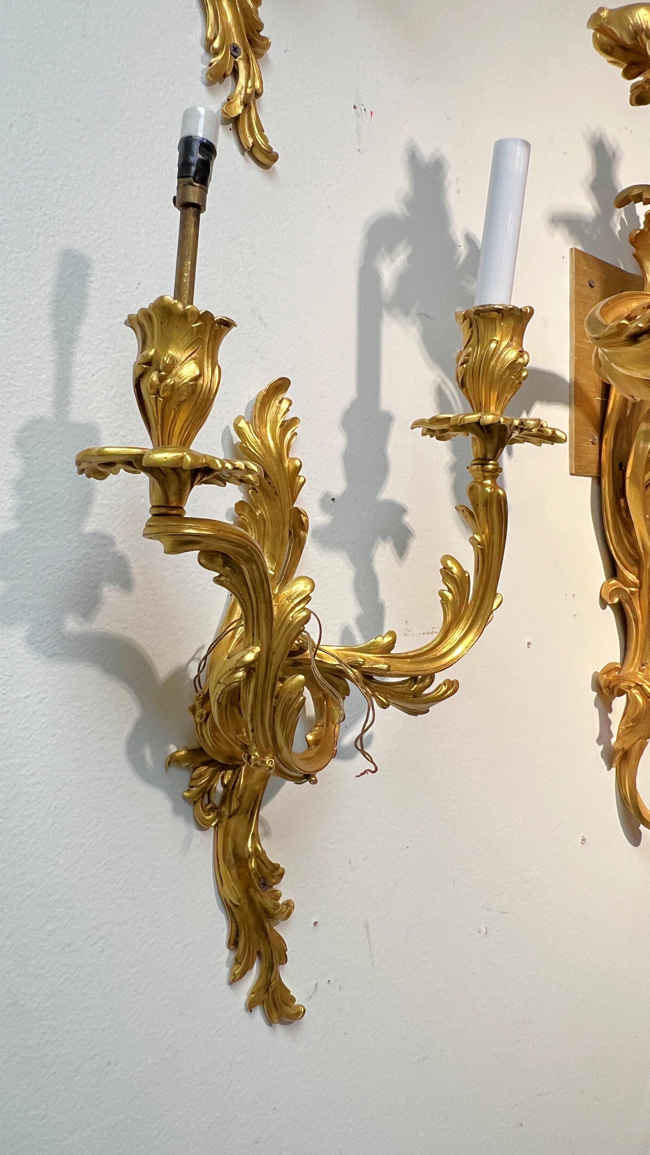 Ensemble de quatre (4) appliques à deux lumières de style rococo Louis XV français en vente 1