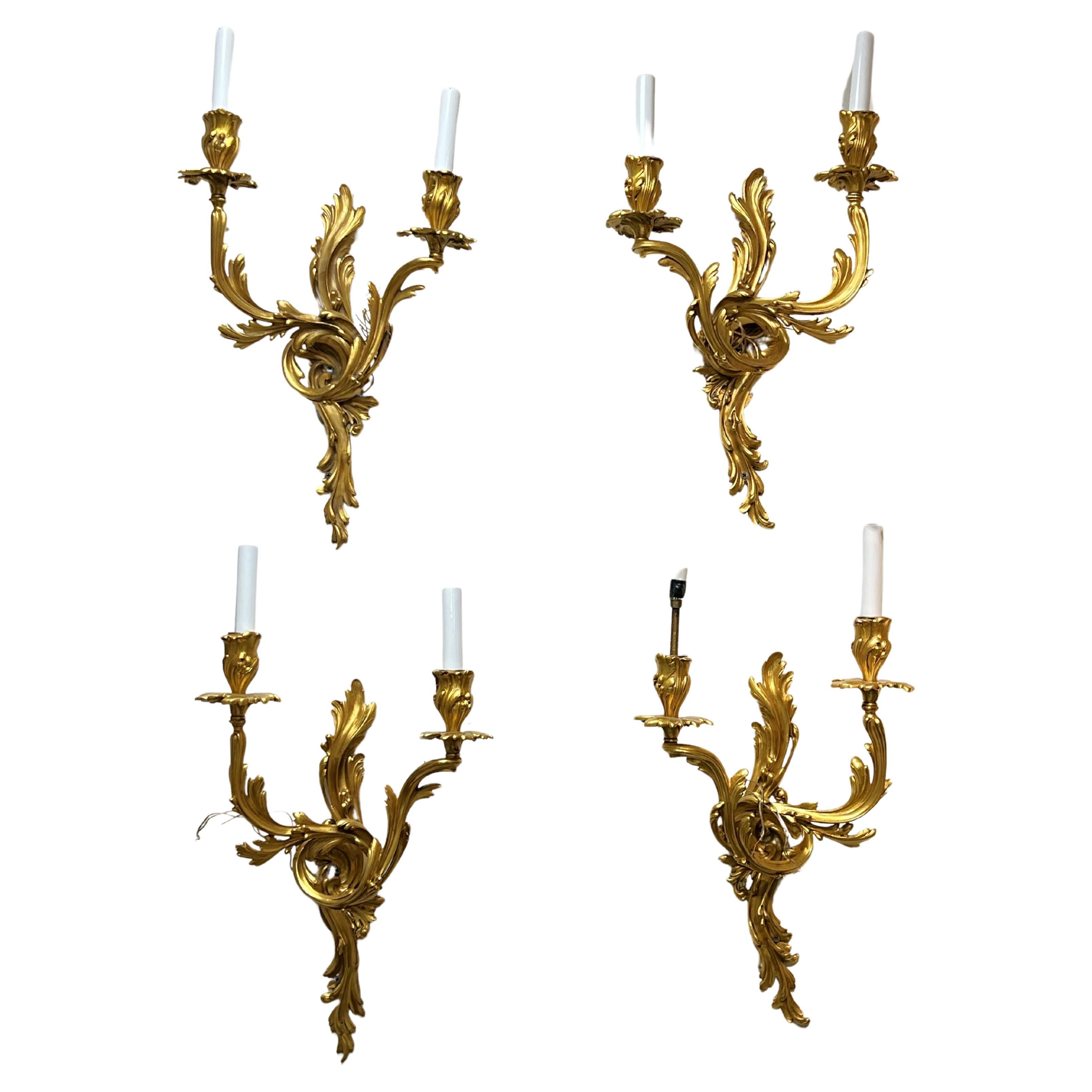 Ensemble de quatre (4) appliques à deux lumières de style rococo Louis XV français