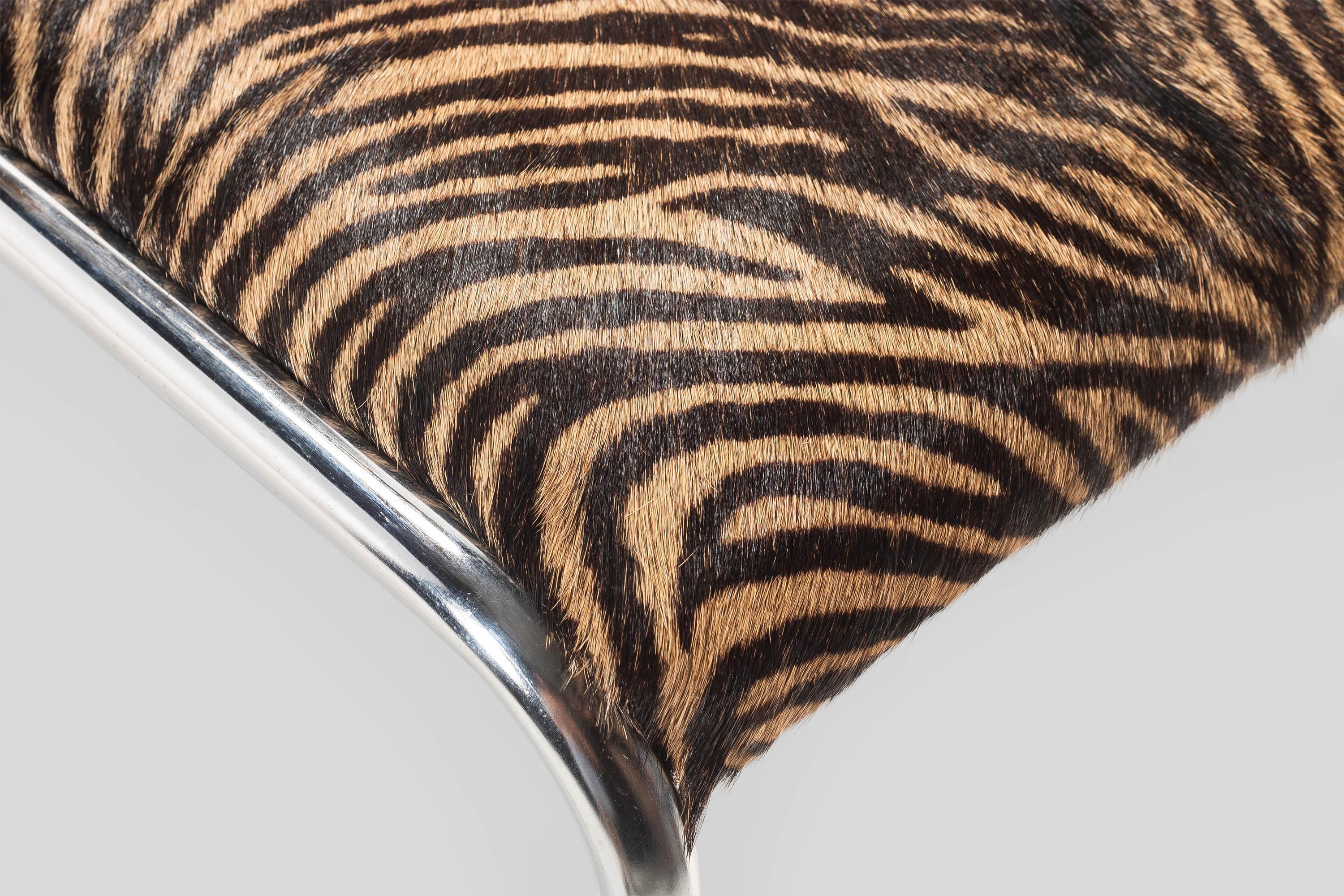 Attention aux designers ! Cet ensemble ultra-stylisé de chaises d'appoint empilables est la quintessence de l'art fonctionnel, avec des sièges et des dossiers en cuir poilu récemment remeublés. Avec des lignes fabuleuses et épurées en chrome,